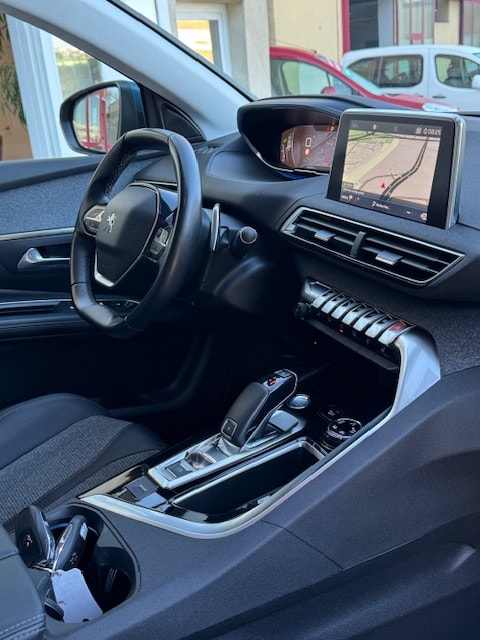 PEUGEOT 5008 1.2 Pure Tech Allure EAT8-image-7