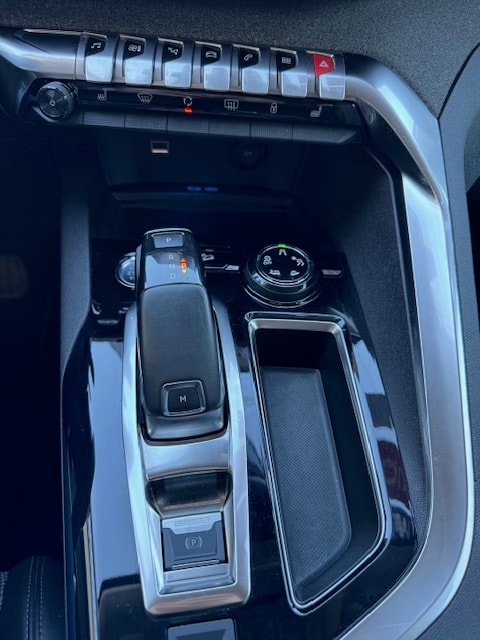 PEUGEOT 5008 1.2 Pure Tech Allure EAT8-image-12