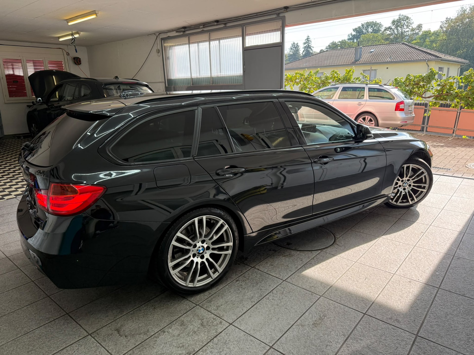 BMW 330d Touring Steptronic M-Sportpaket-image-2