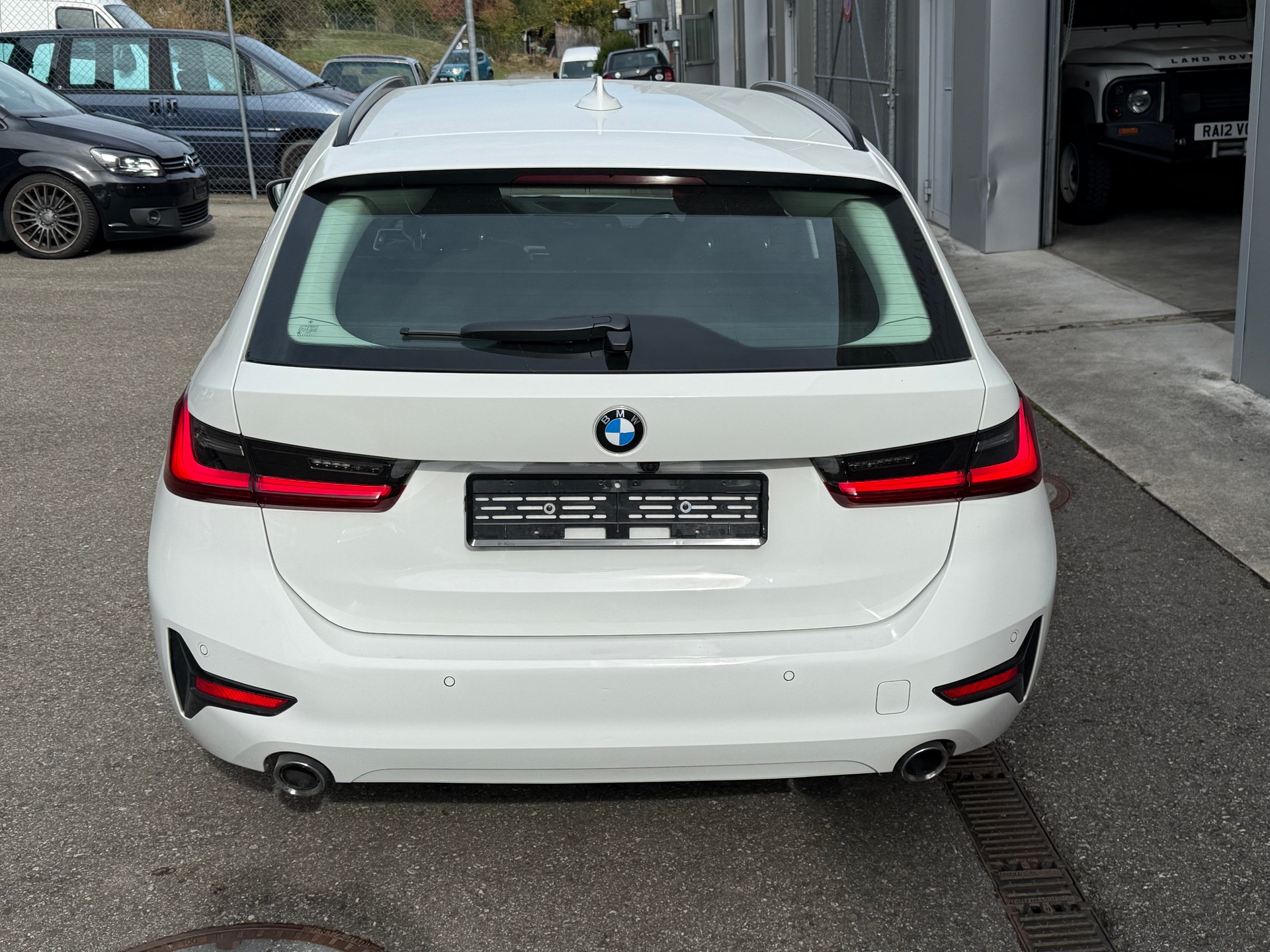 BMW 330d xDrive 48V Touring Steptronic-image-2