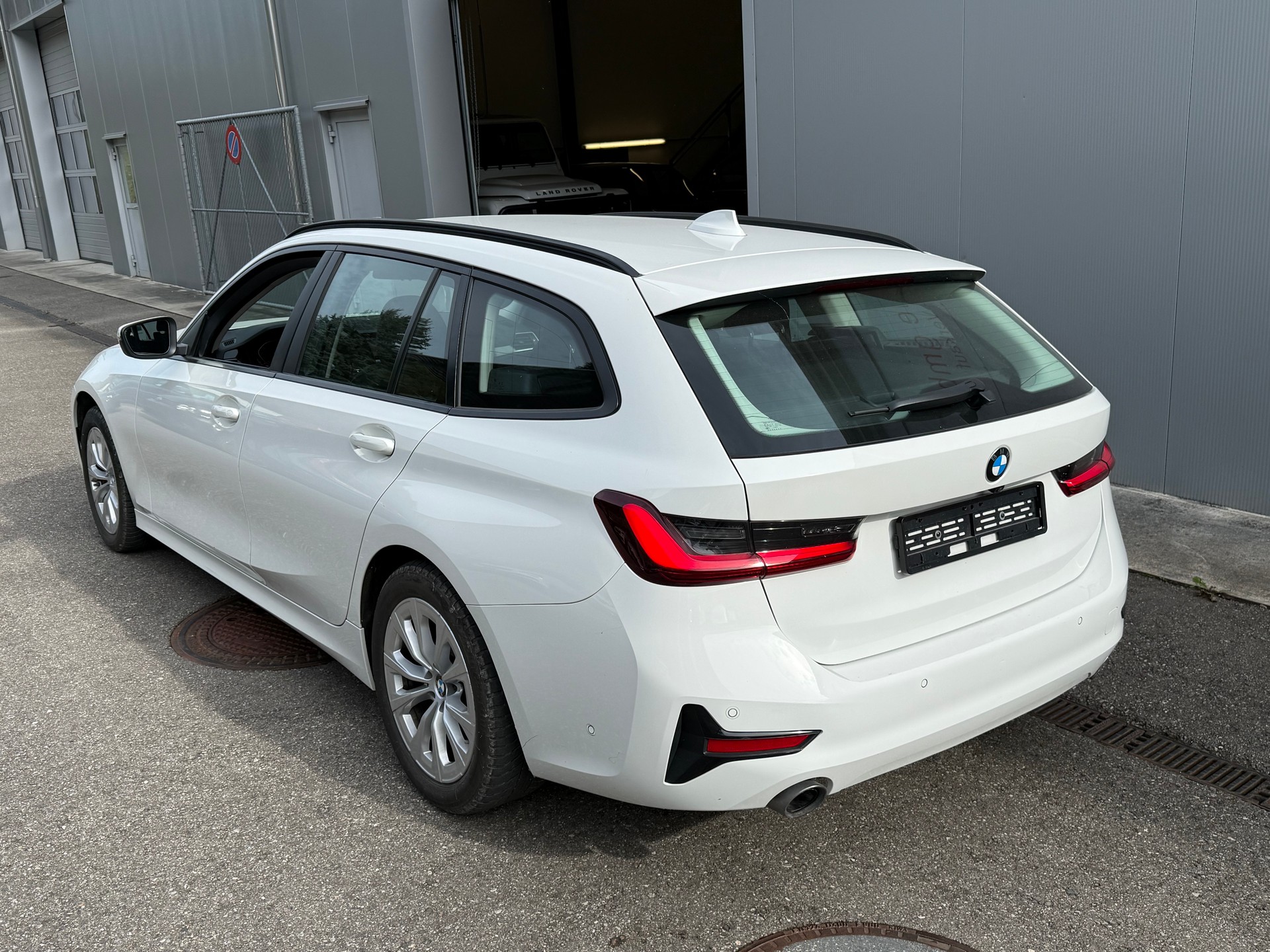 BMW 330d xDrive 48V Touring Steptronic-image-1