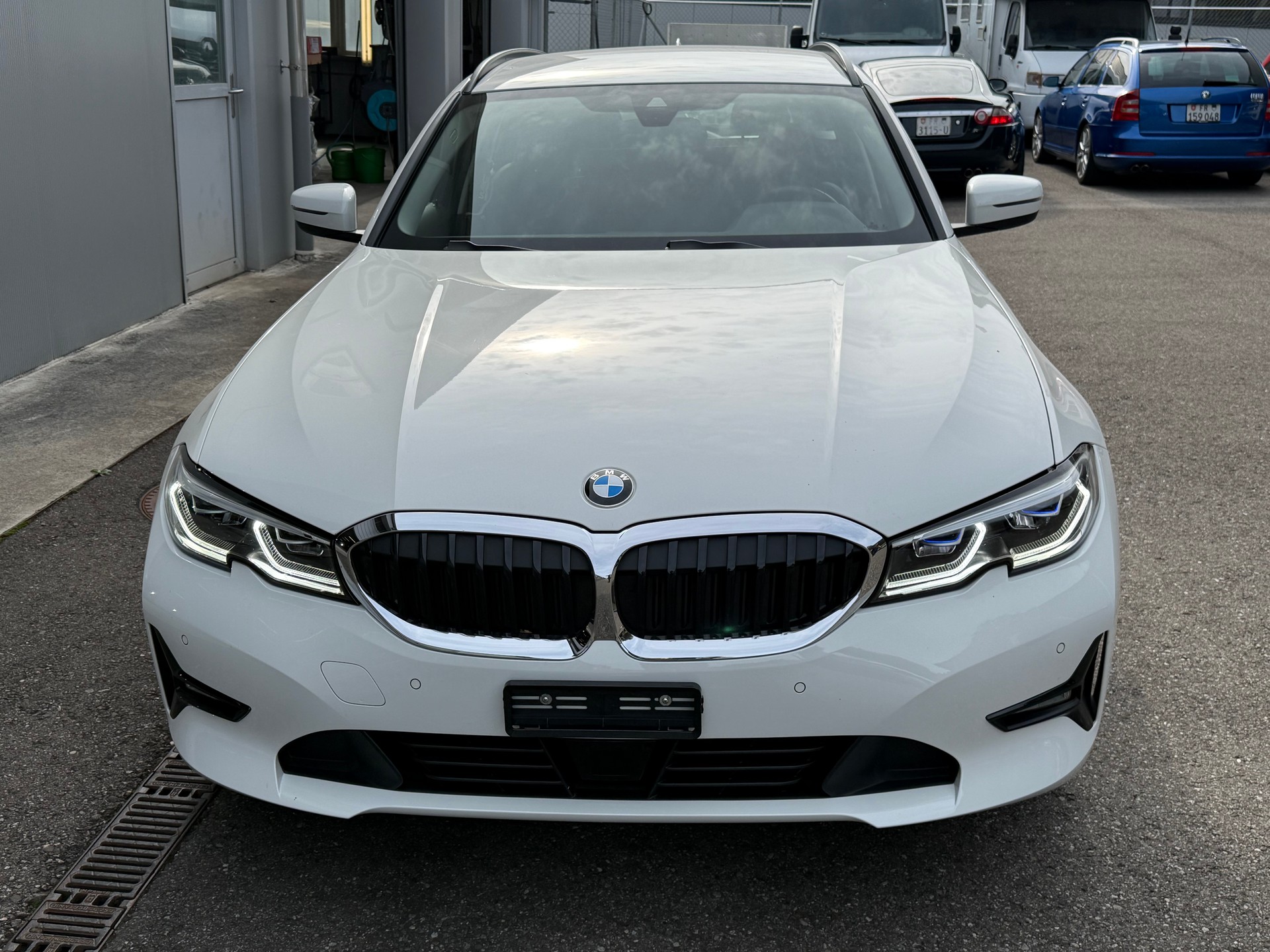 BMW 330d xDrive 48V Touring Steptronic-image-5