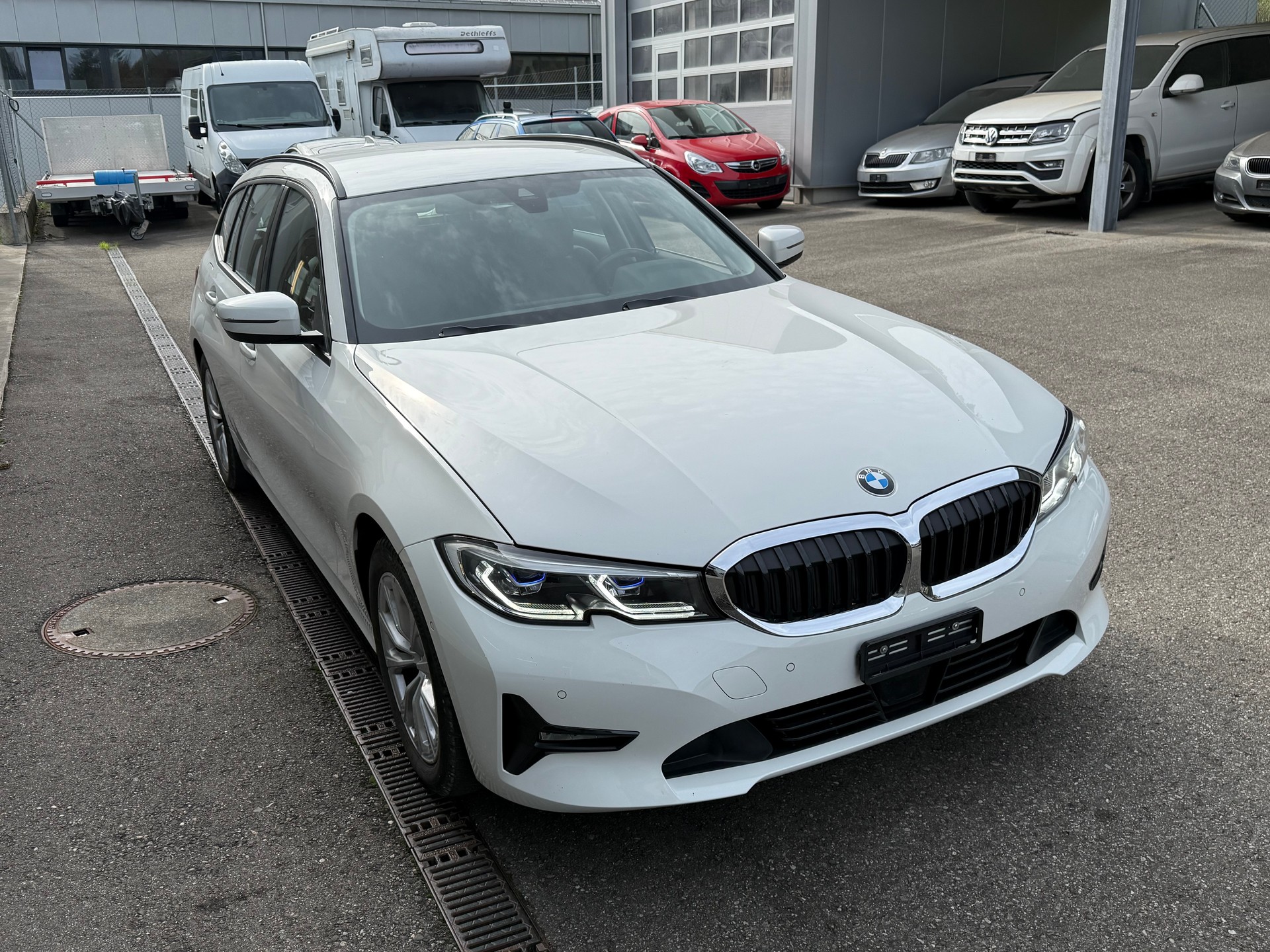 BMW 330d xDrive 48V Touring Steptronic-image-4