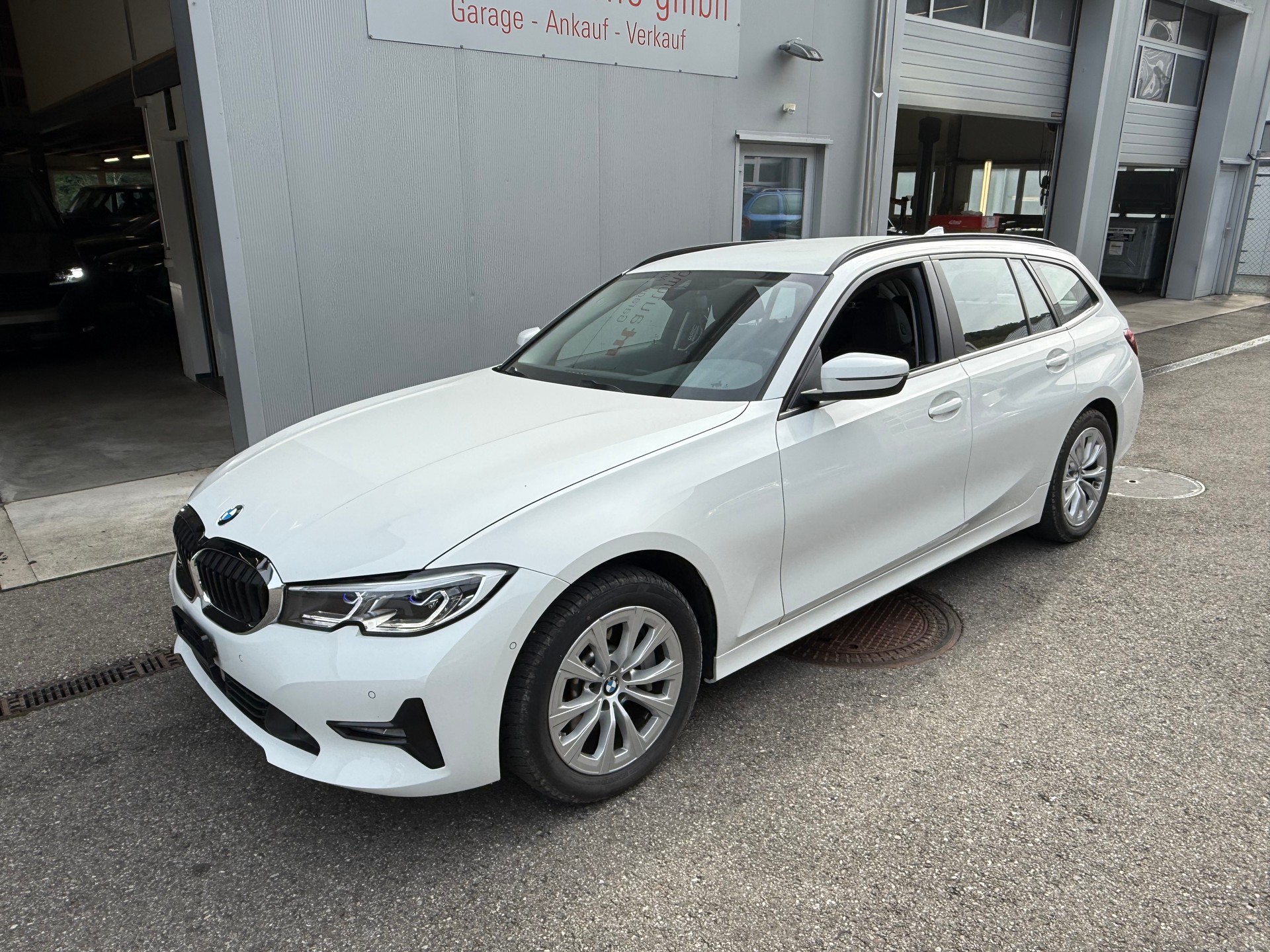 BMW 330d xDrive 48V Touring Steptronic-image-0