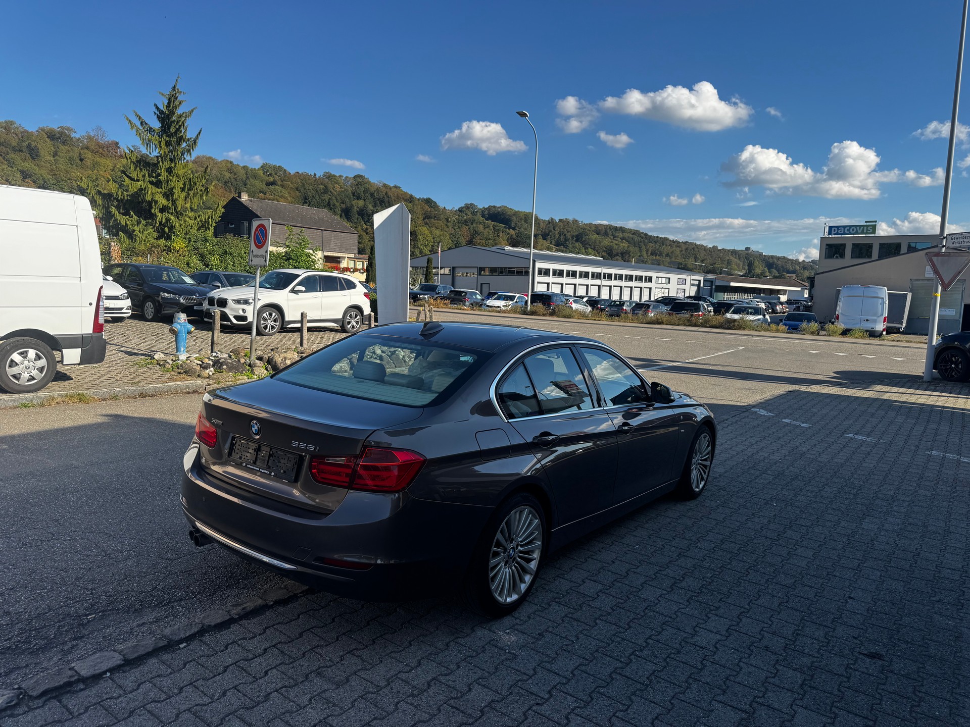 BMW 328i xDrive Luxury Line-image-2