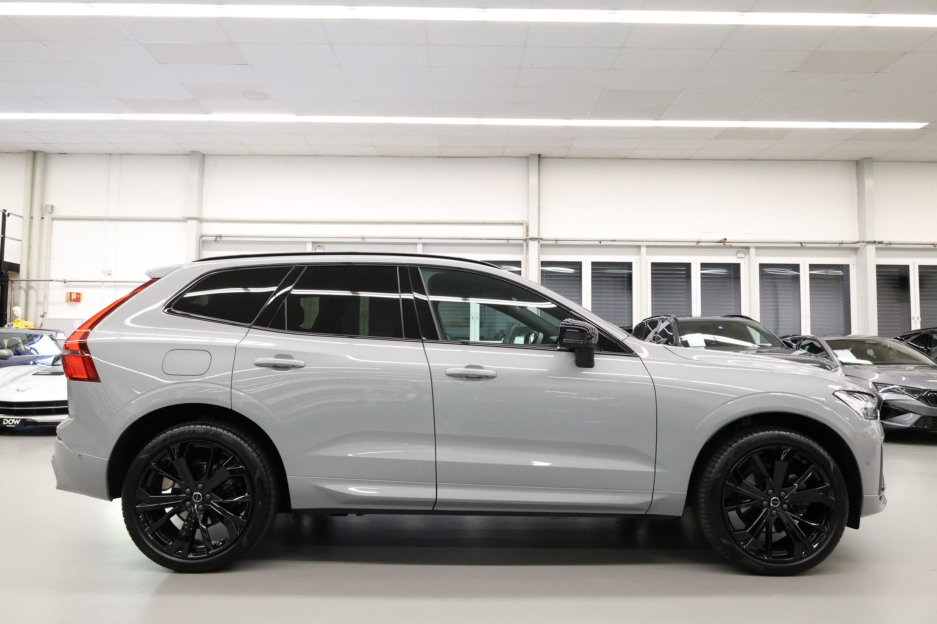VOLVO XC60 2.0 B5 MH Black Edition AWD-image-4
