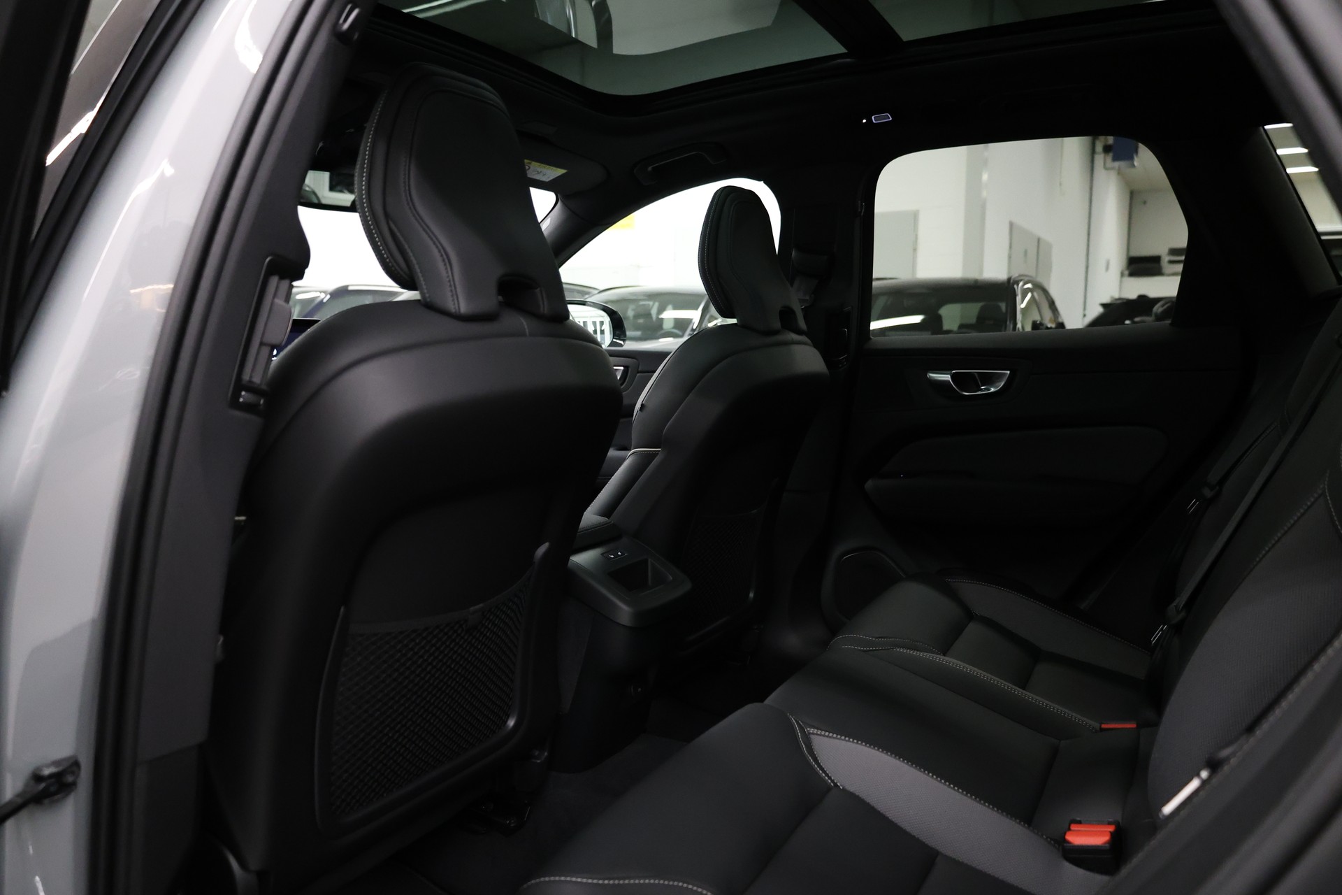VOLVO XC60 2.0 B5 MH Black Edition AWD-image-27