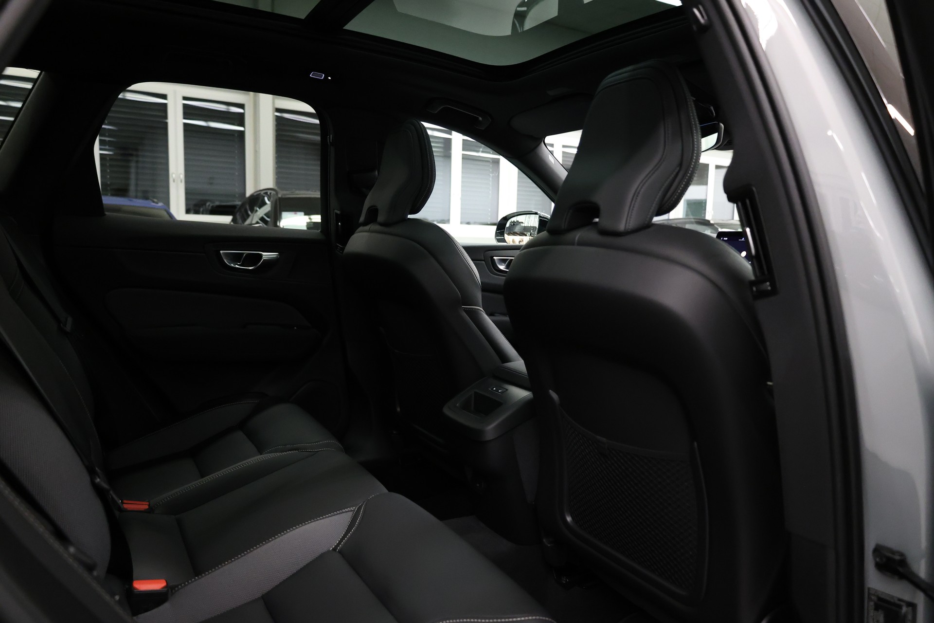 VOLVO XC60 2.0 B5 MH Black Edition AWD-image-26
