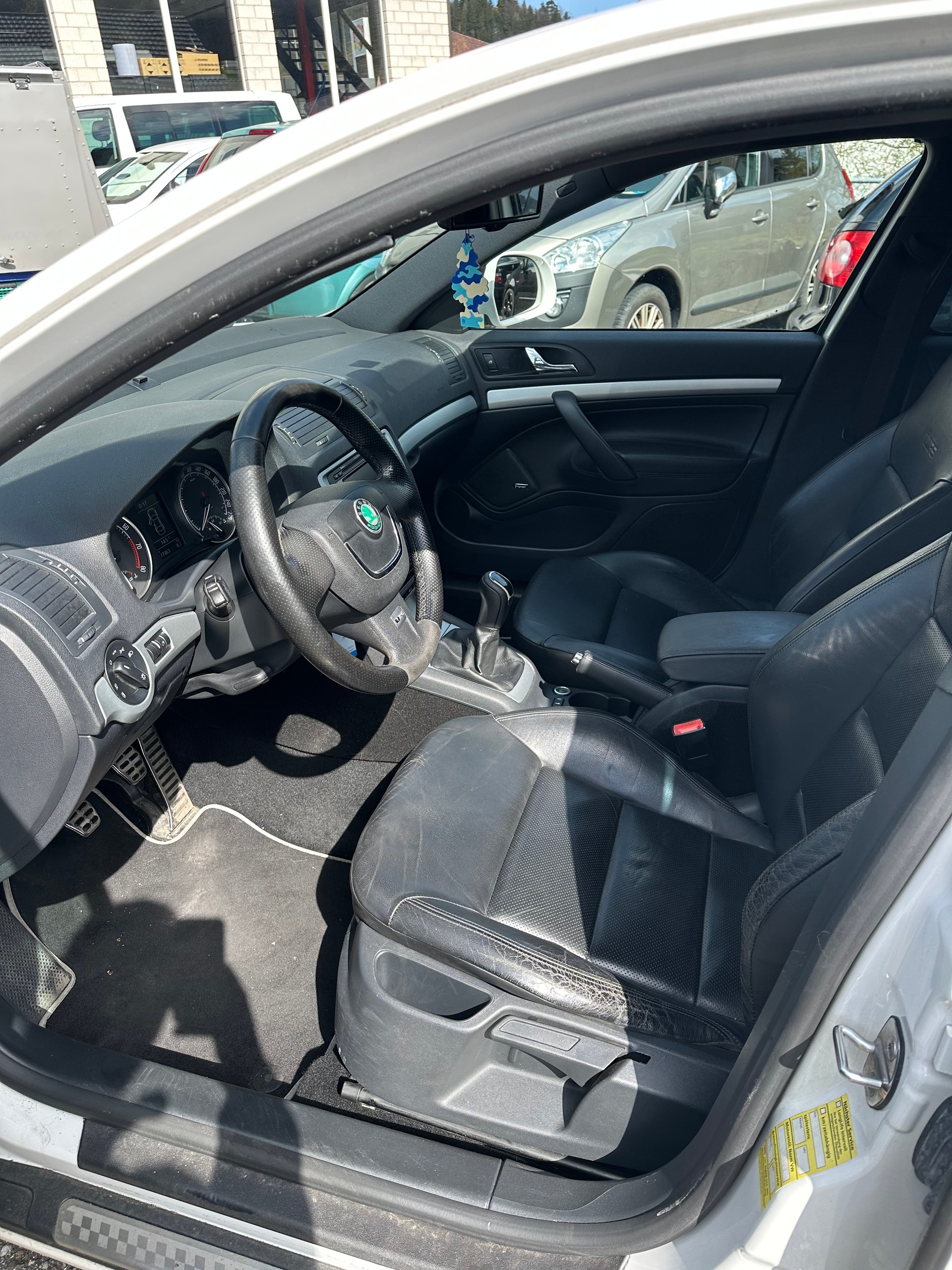 SKODA Octavia Combi 2.0 TSI RS-image-4