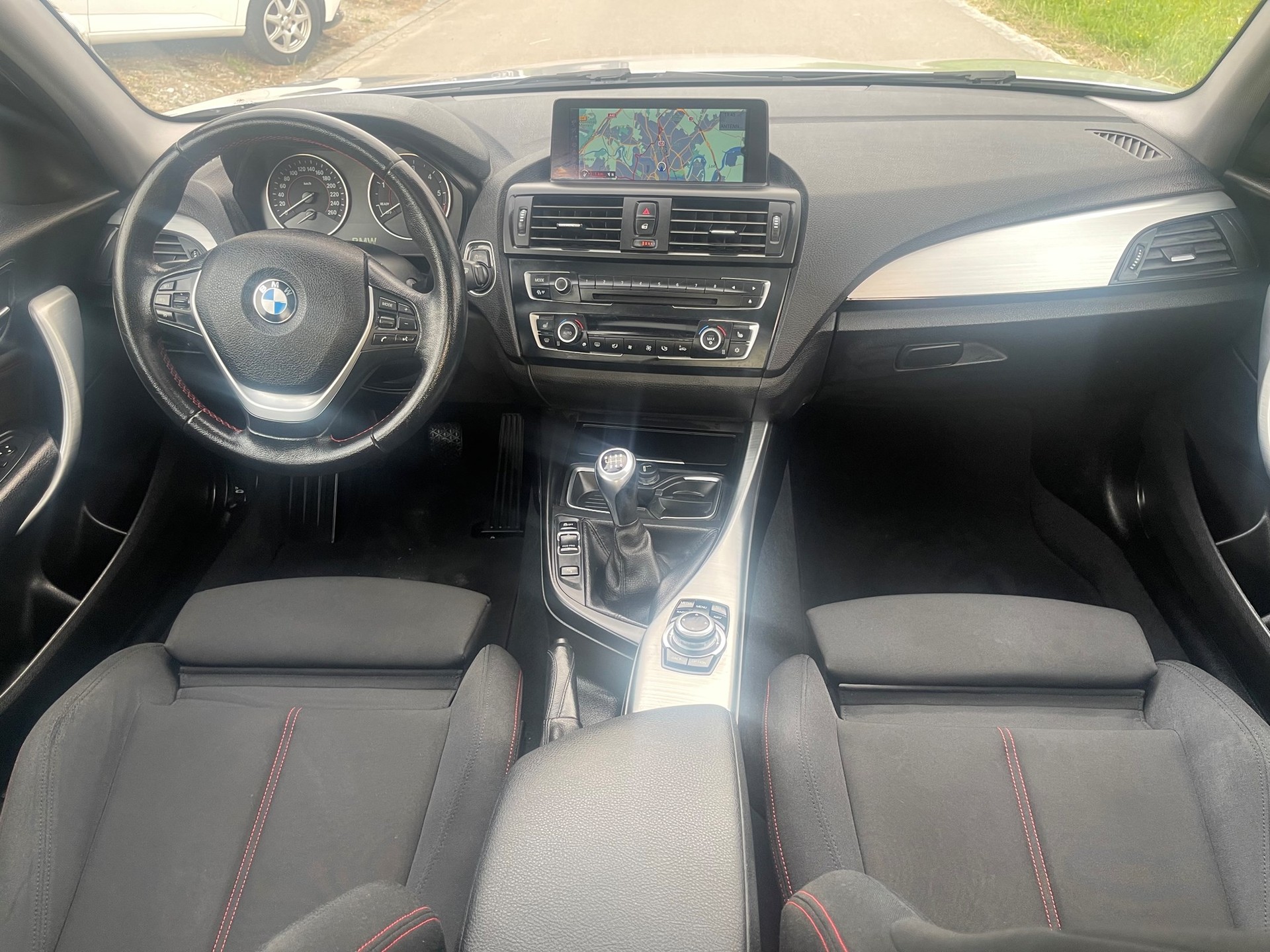 BMW 118d Sport Line-image-7