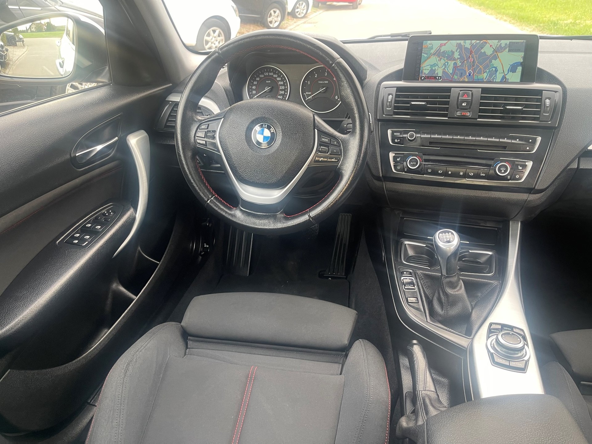 BMW 118d Sport Line-image-8