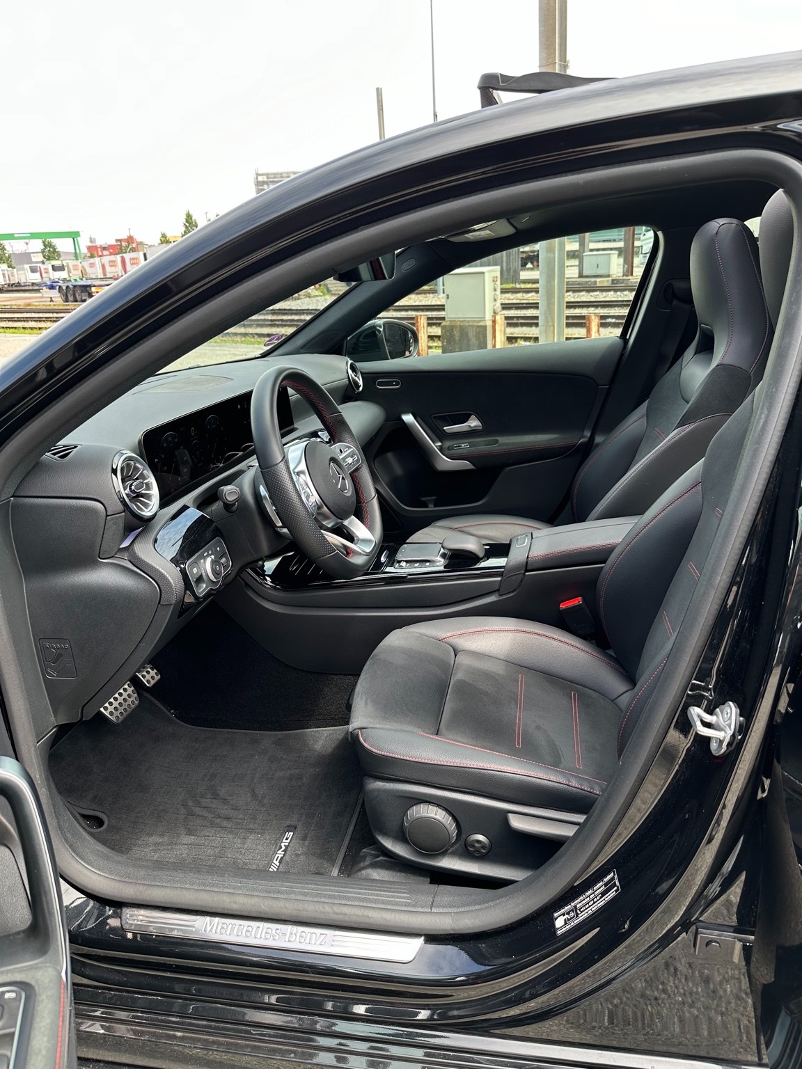 MERCEDES-BENZ A 200 AMG Line 7G-DCT-image-8