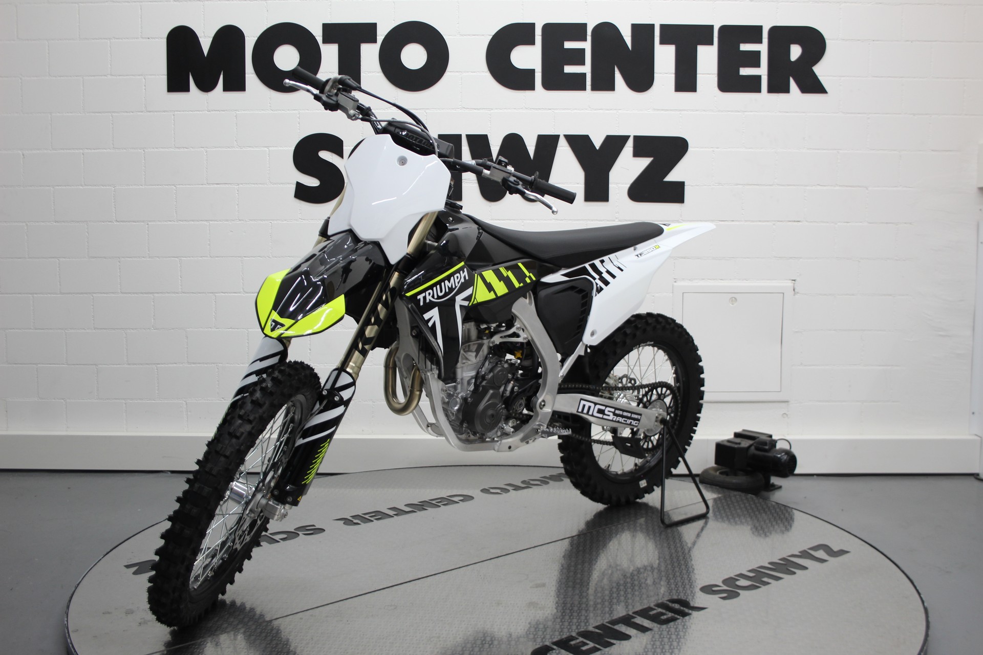 TRIUMPH TF 250-X-showroom-element-3