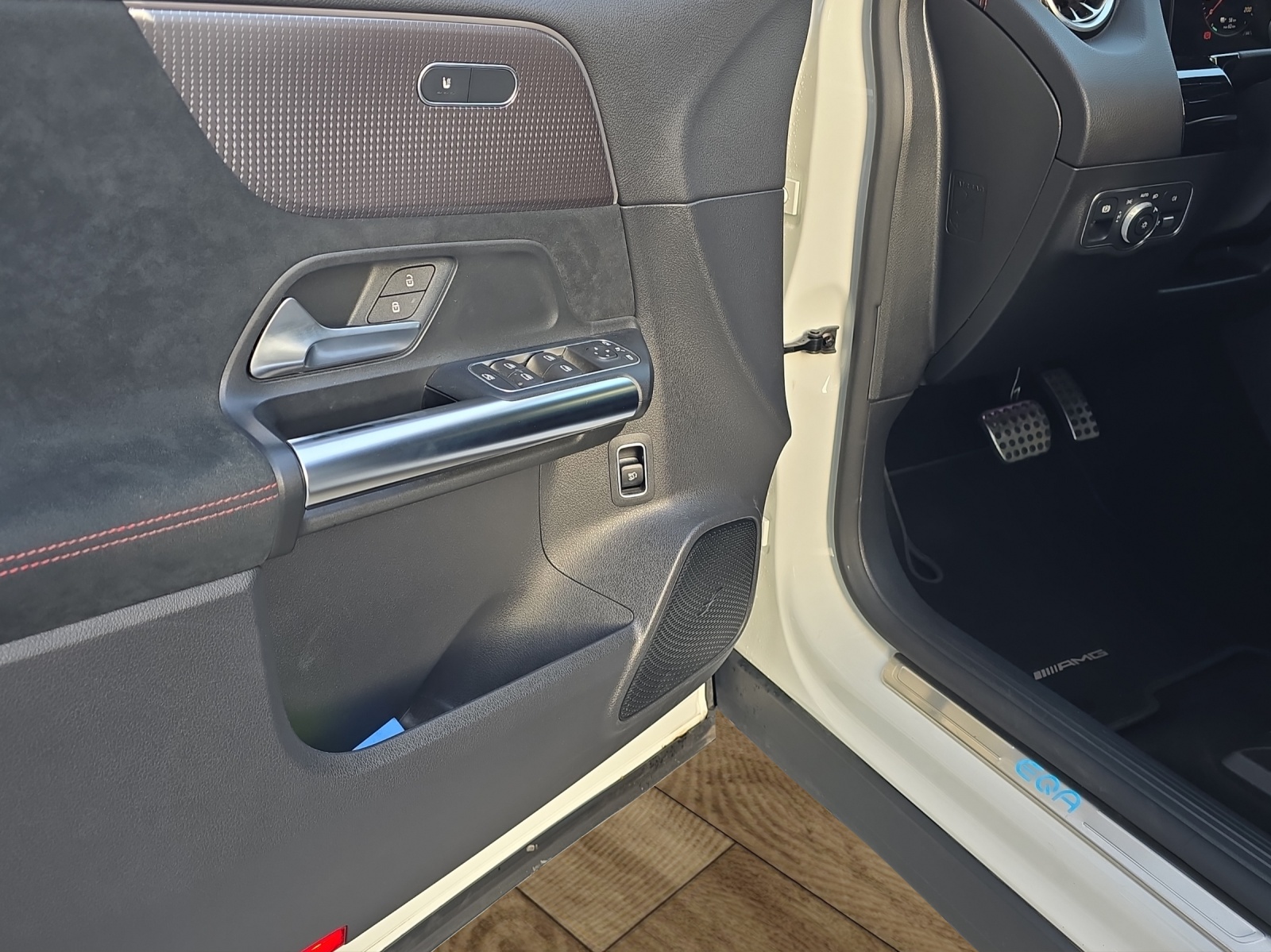 MERCEDES-BENZ EQA 350 AMG Line 4Matic-image-21