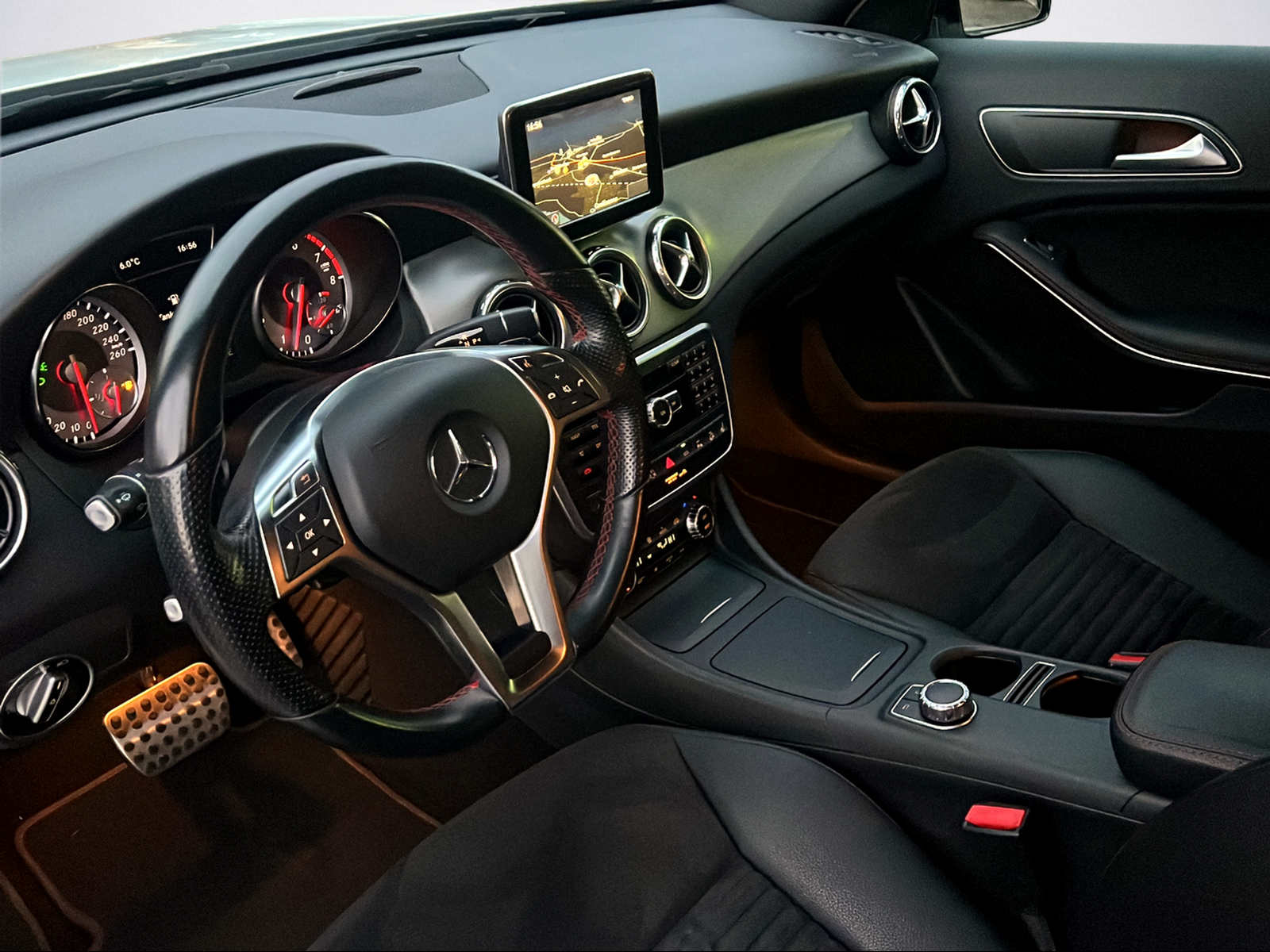 MERCEDES-BENZ GLA 250 AMG Line 4Matic 7G-DCT-image-12