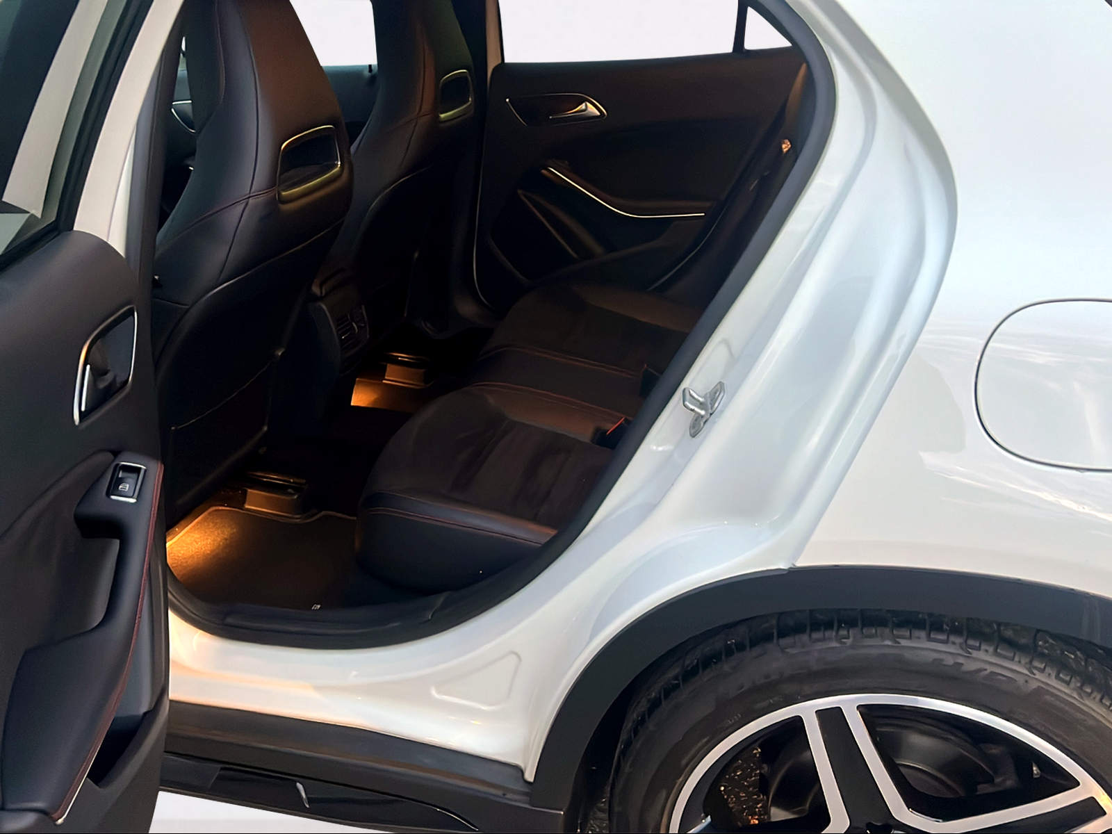 MERCEDES-BENZ GLA 250 AMG Line 4Matic 7G-DCT-image-9