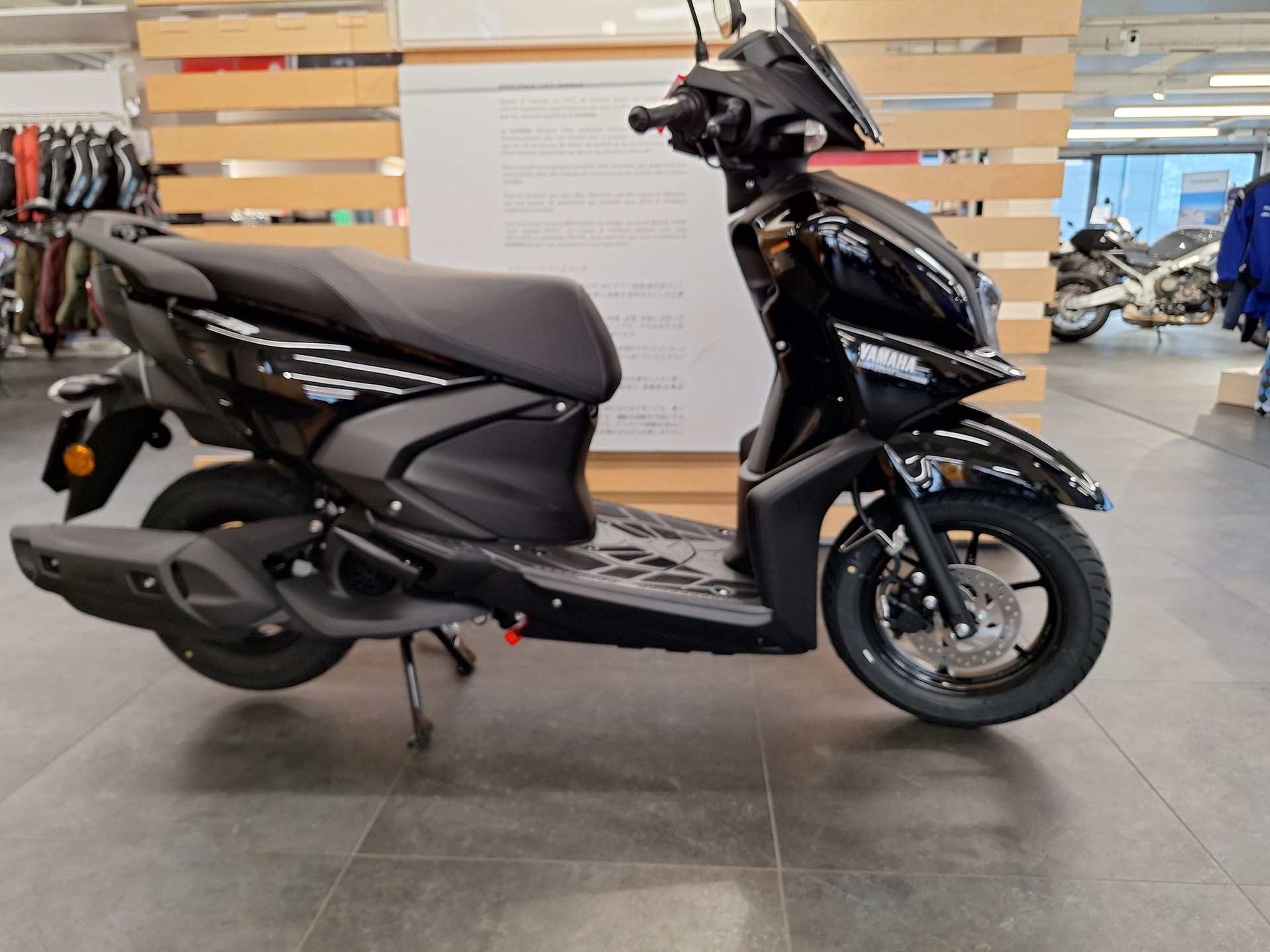 YAMAHA RayZR-showroom-element-2