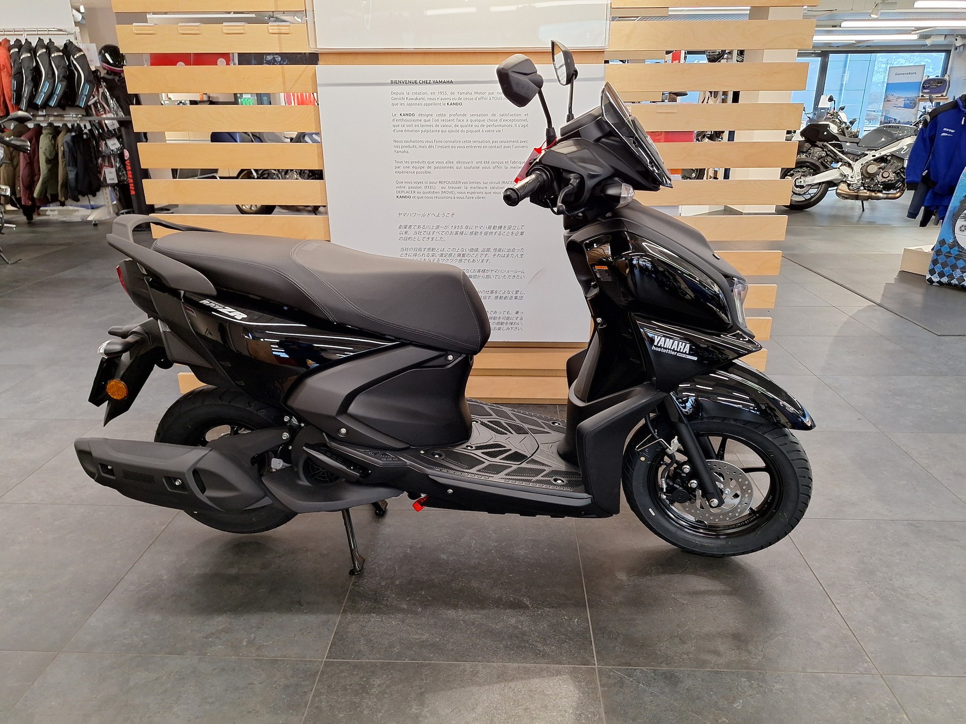 YAMAHA RayZR-showroom-element-1