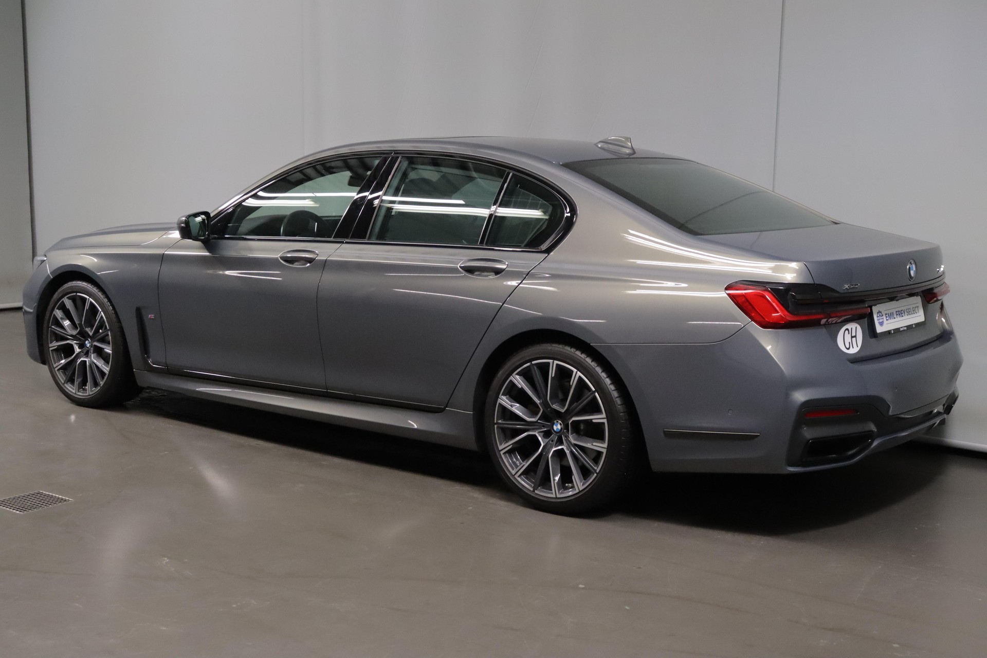 BMW 740d xDrive-image-11
