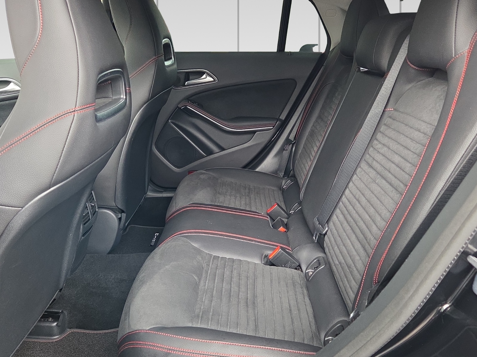 MERCEDES-BENZ CLA Shooting Brake 250 AMG Line 4Matic 7G-DCT-image-8