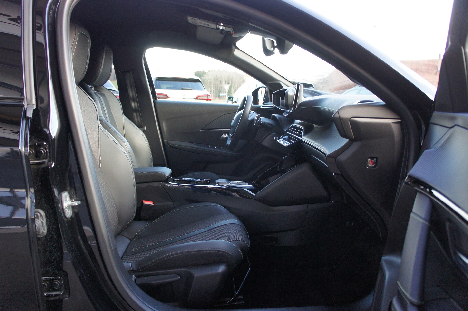 PEUGEOT 208 1.2 MHEV 145 GT-image-8