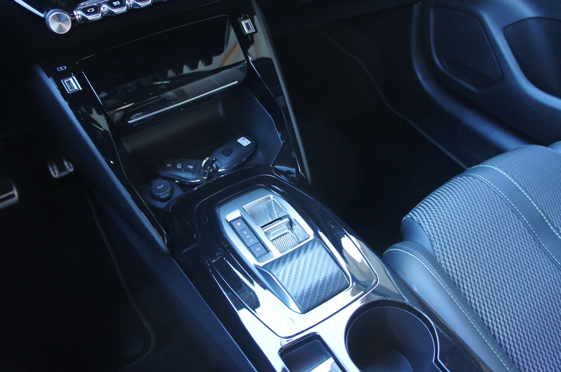 PEUGEOT 208 1.2 MHEV 145 GT-image-13
