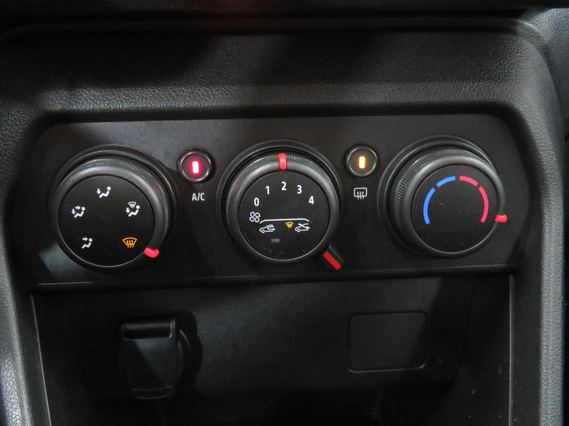 DACIA Sandero SCe 65 Essential-image-18