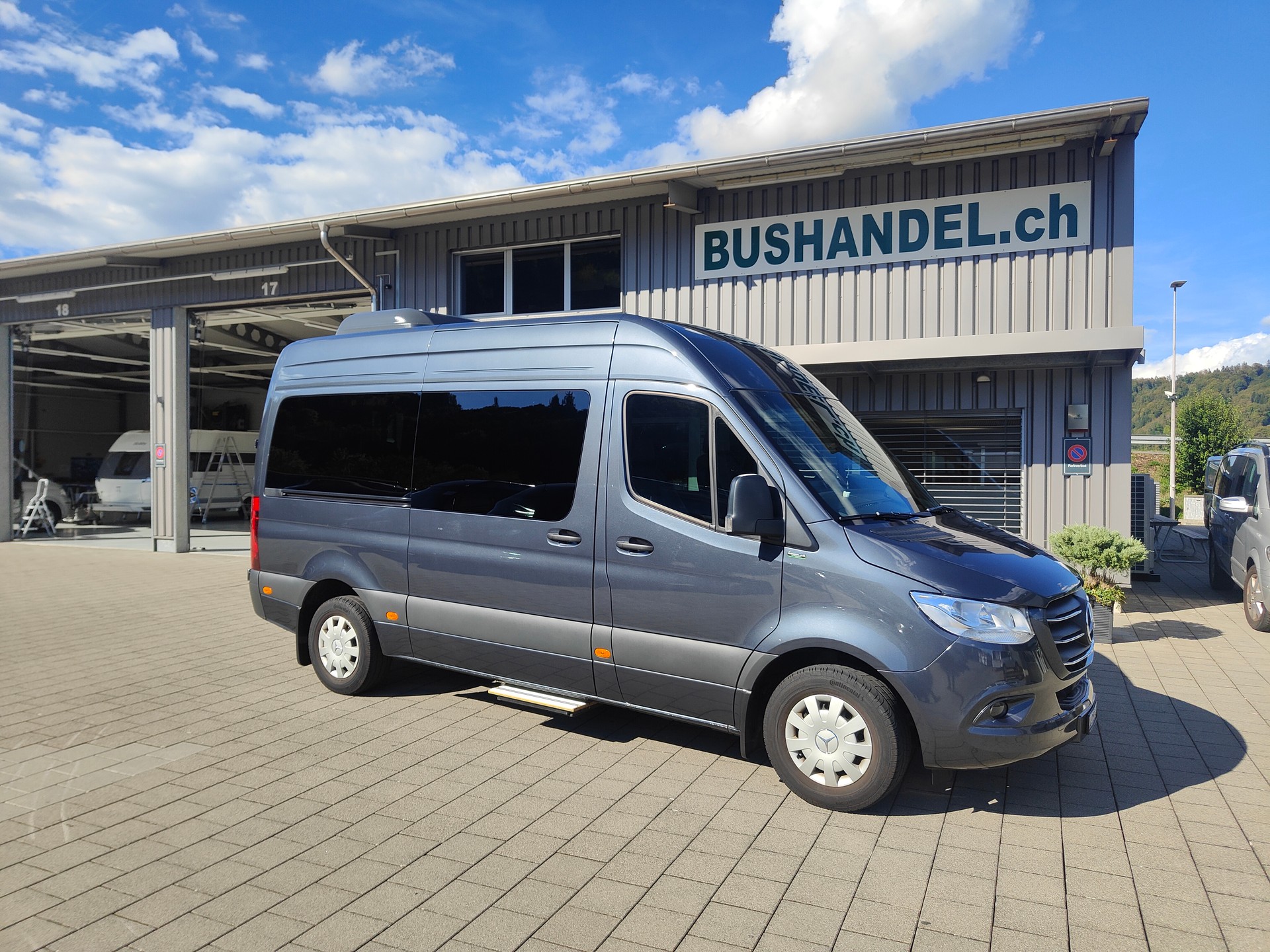 MERCEDES-BENZ 317 VIP-Kleinbus 13 Plätzer-image-0