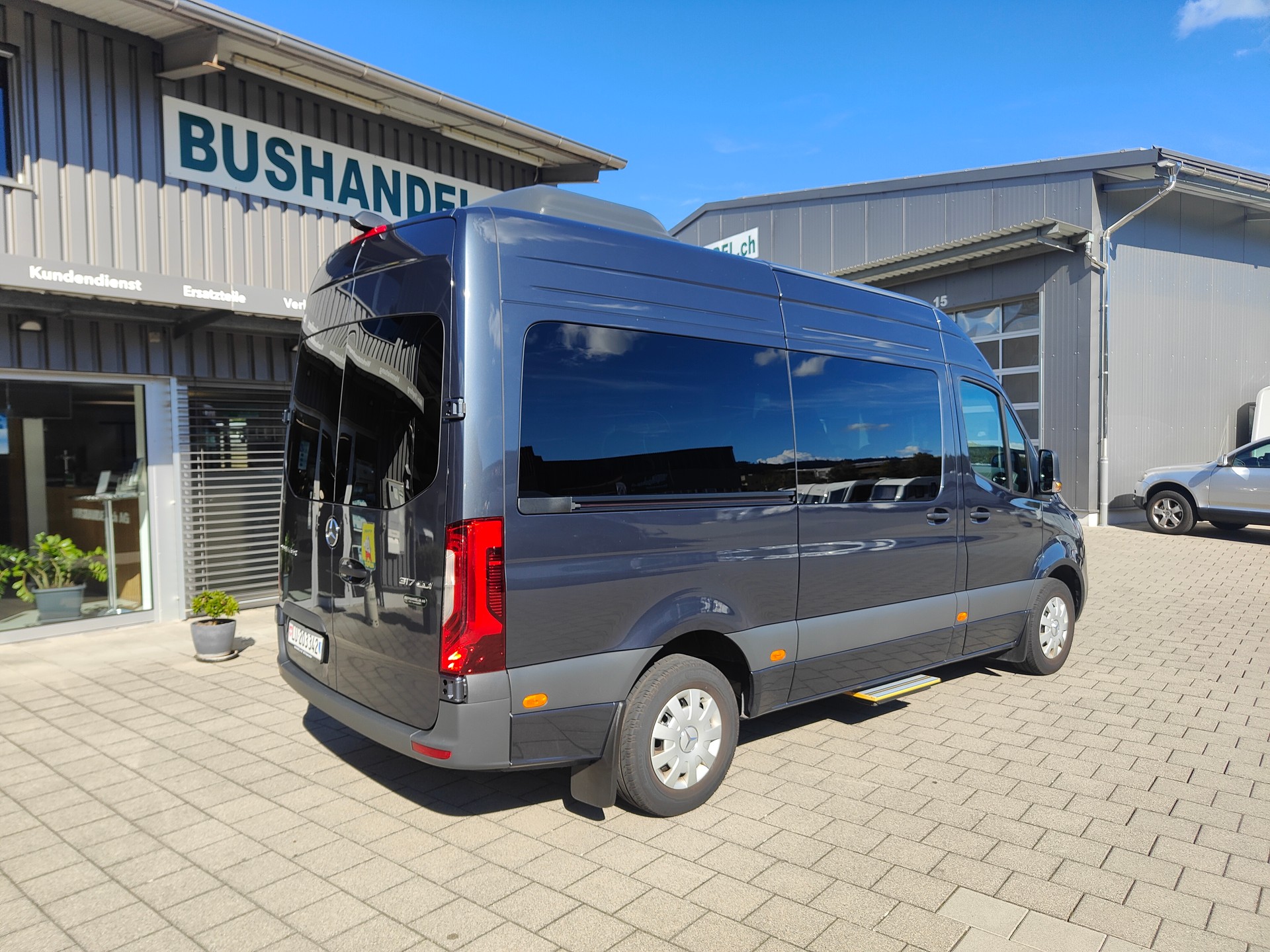 MERCEDES-BENZ 317 VIP-Kleinbus 13 Plätzer-image-1