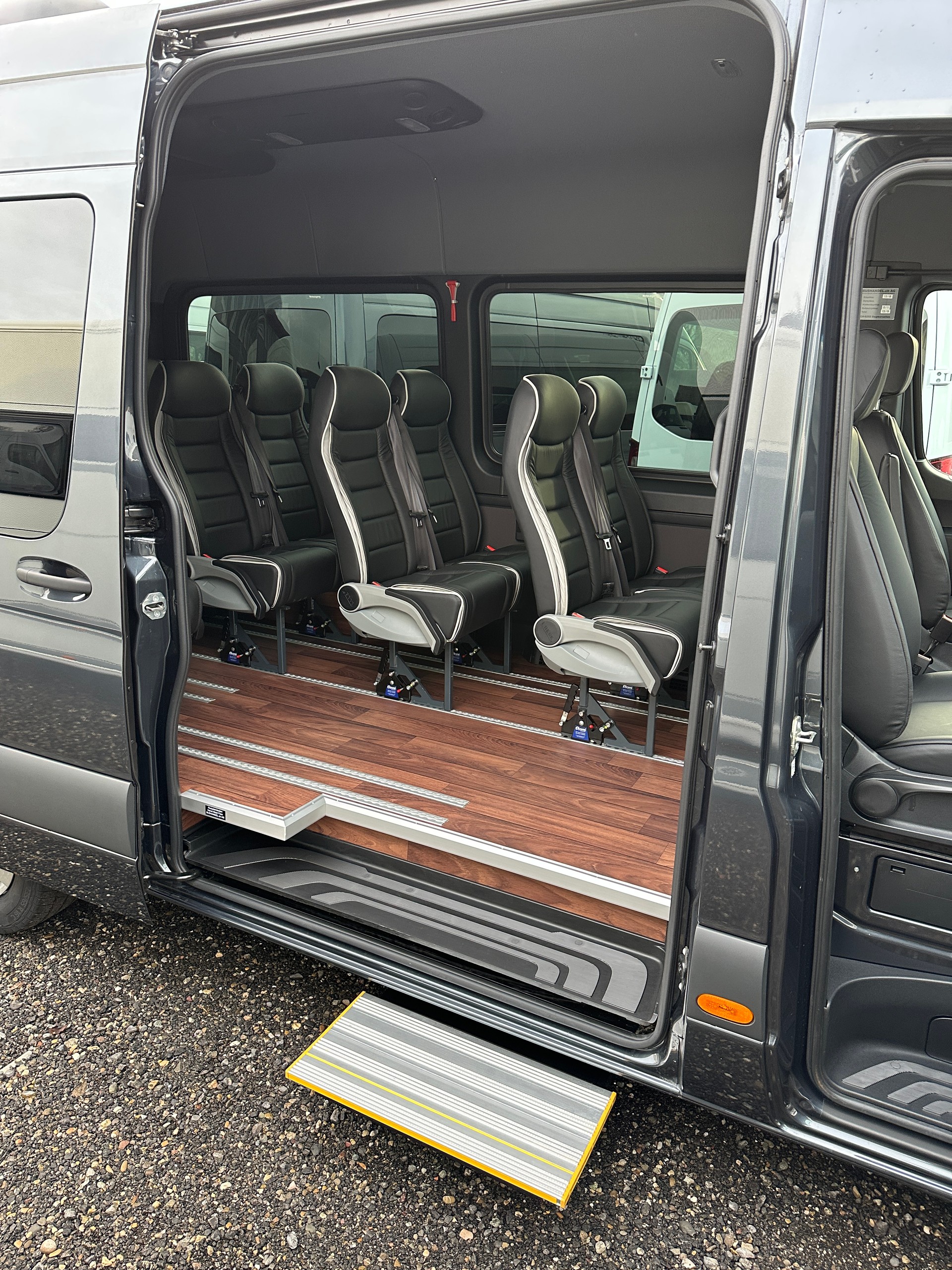 MERCEDES-BENZ 317 VIP Kleinbus-image-7