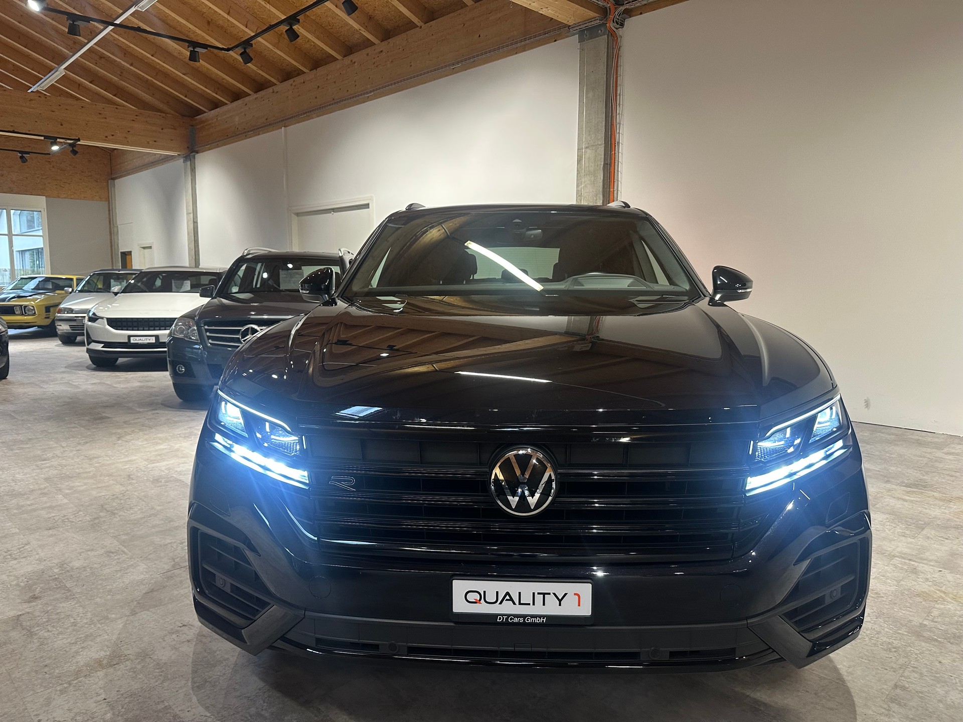 VW Touareg 3.0 TDI R Line Tiptronic/Äusserst gepflegt/Vollausstattung/21 Zoll/El. AHK (3500 kg)/1. Jahr Garantie uvm.-showroom-element-1