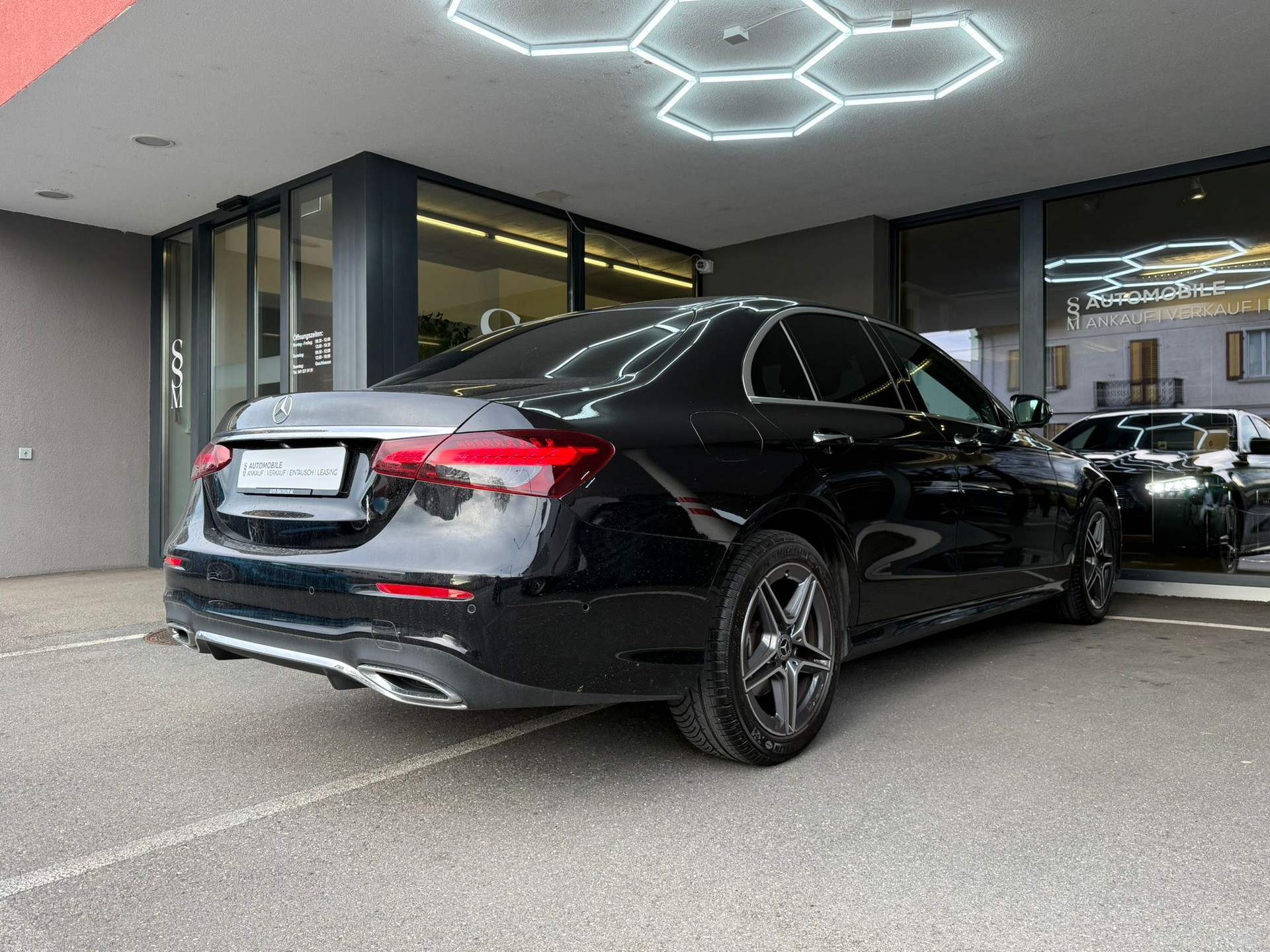 MERCEDES-BENZ E 200 4Matic AMG Line 9G-Tronic-image-6