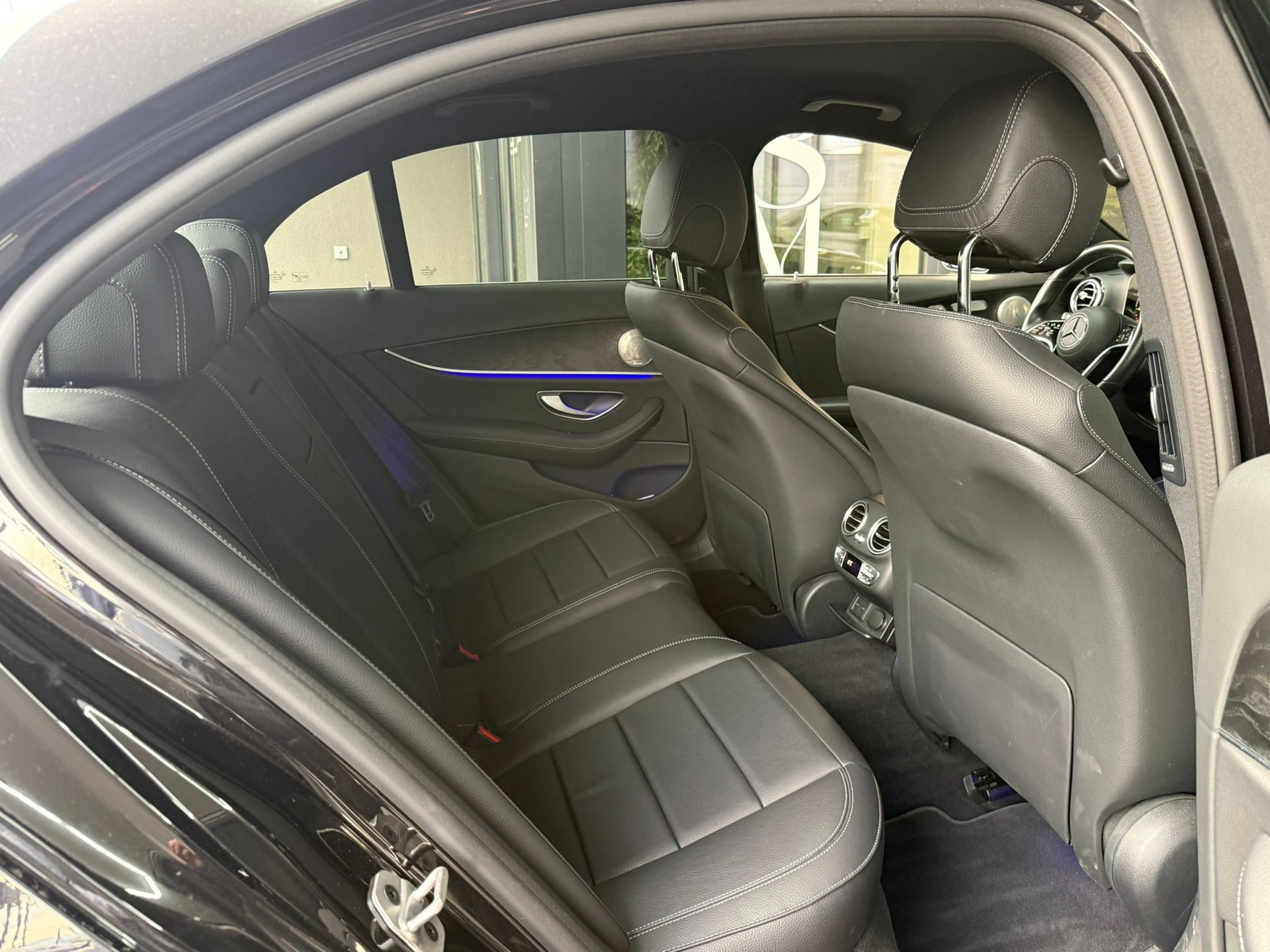 MERCEDES-BENZ E 200 4Matic AMG Line 9G-Tronic-image-15