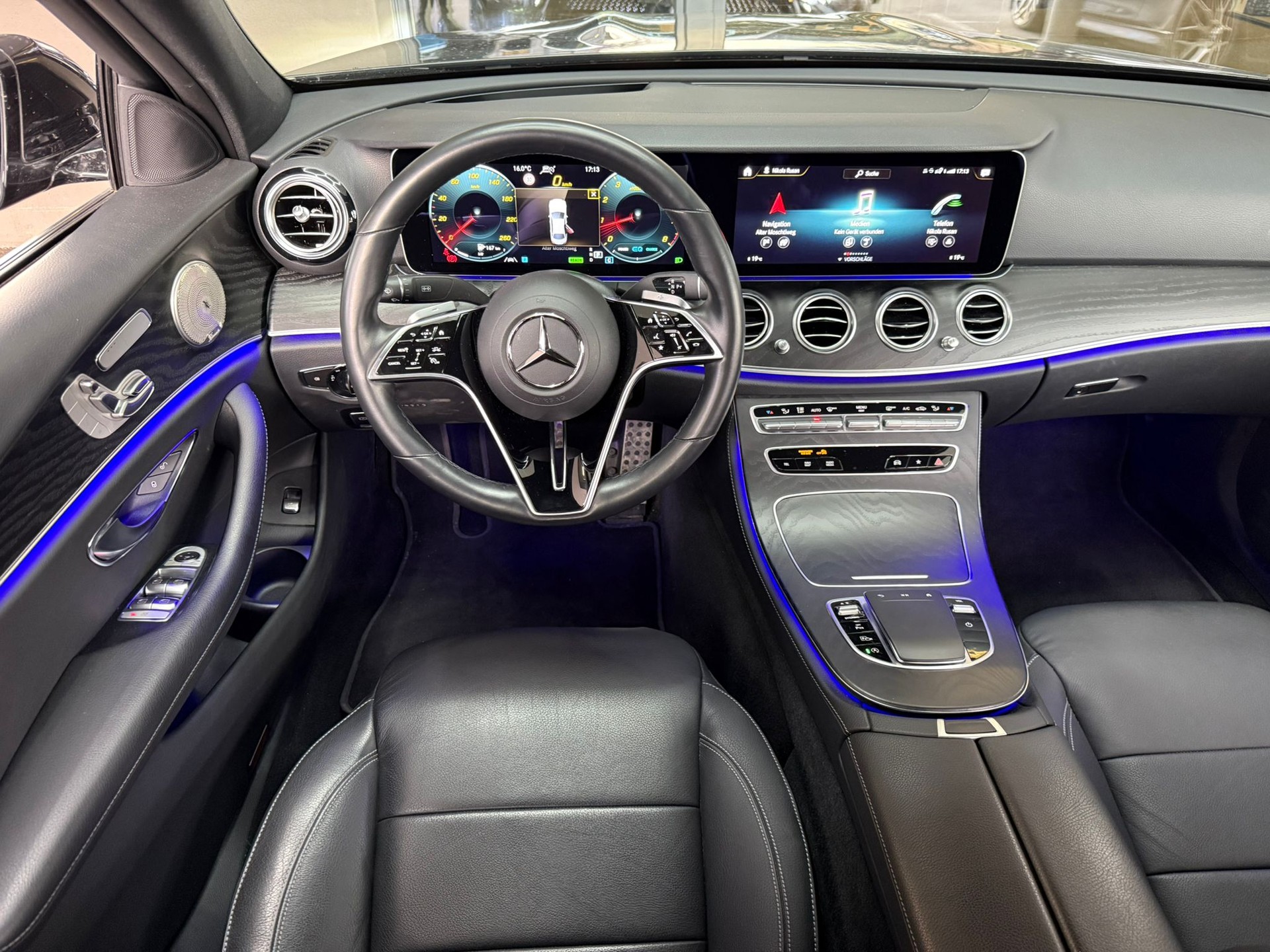 MERCEDES-BENZ E 200 4Matic AMG Line 9G-Tronic-image-19