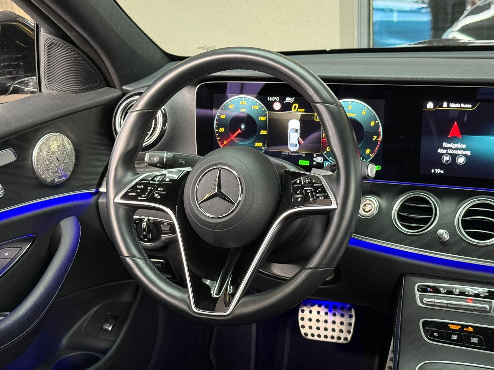 MERCEDES-BENZ E 200 4Matic AMG Line 9G-Tronic-image-18