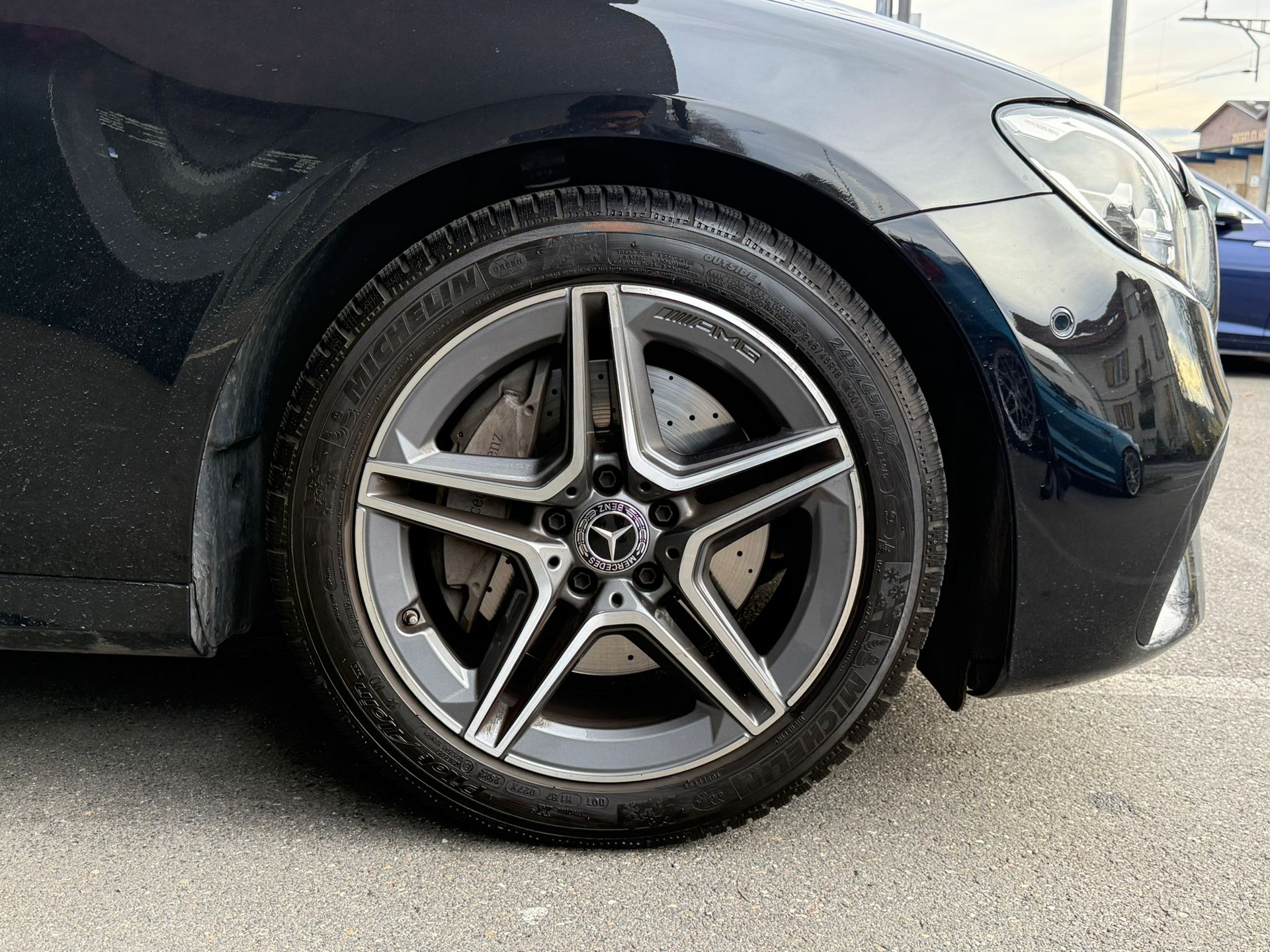 MERCEDES-BENZ E 200 4Matic AMG Line 9G-Tronic-showroom-element-3