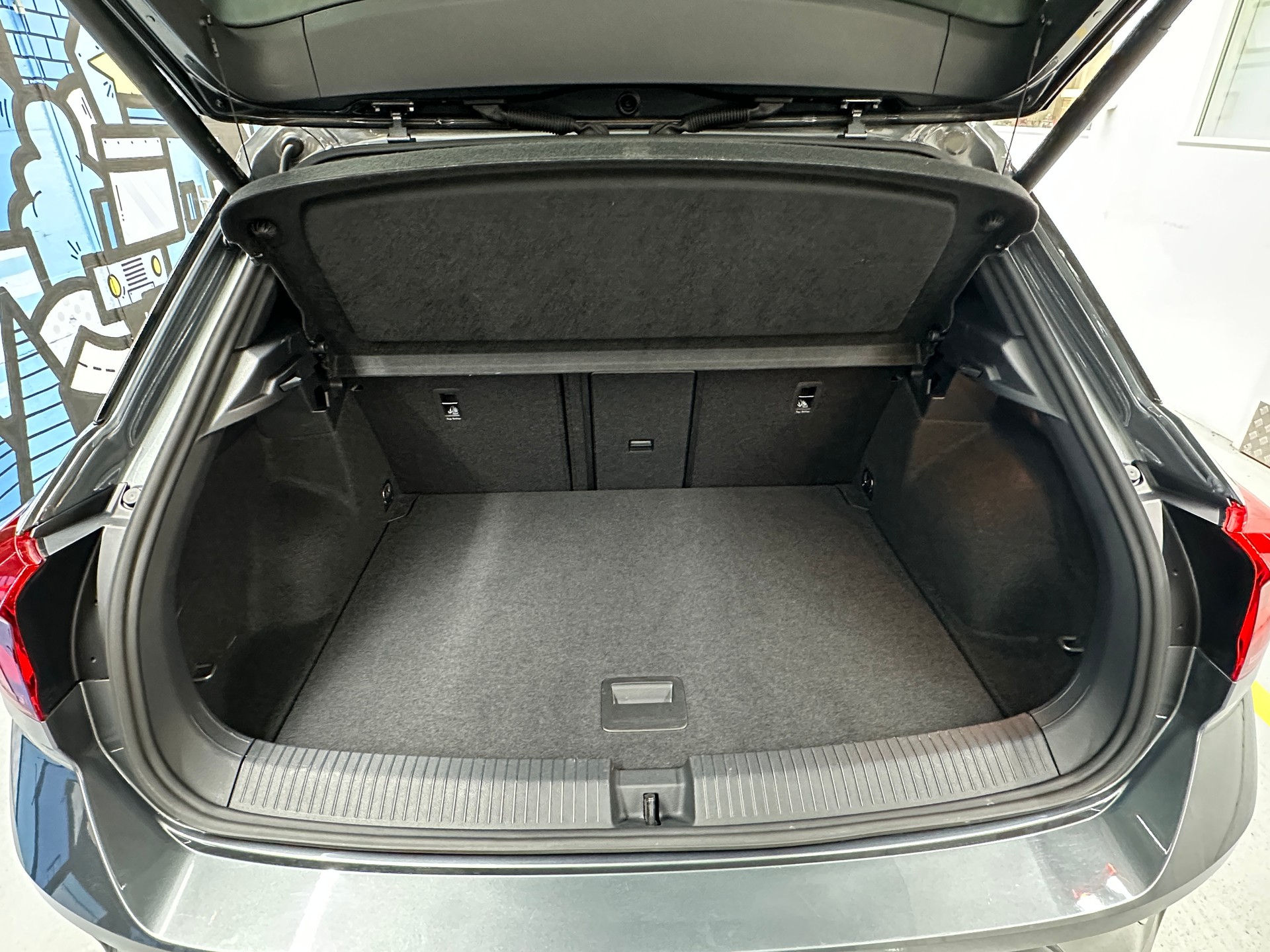 VW T-Roc 2.0 TSI R DSG 4Motion-image-5