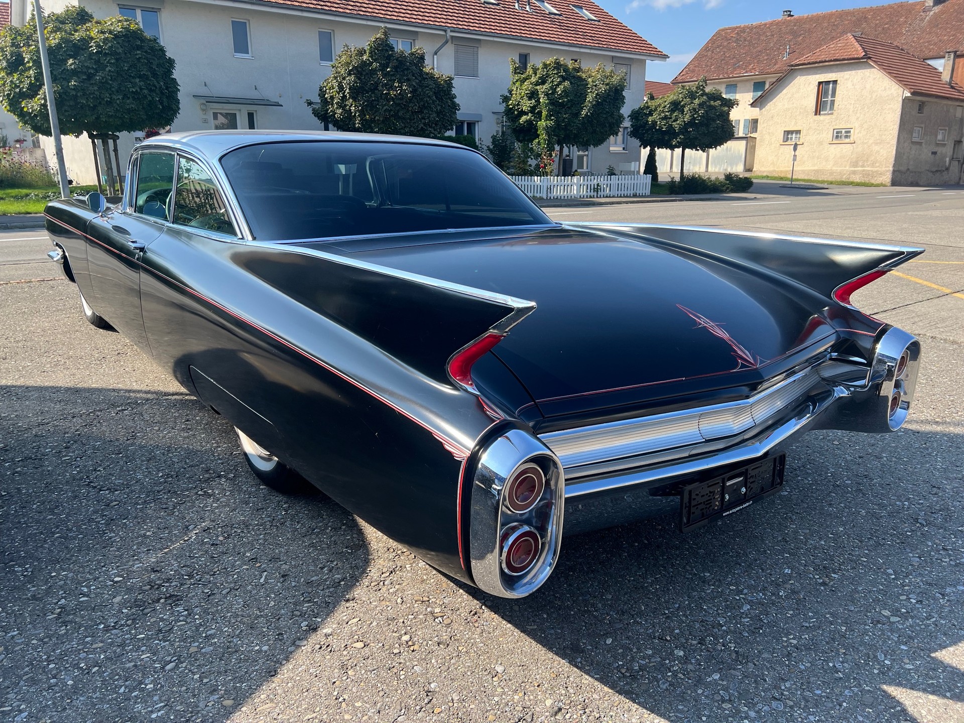 CADILLAC DEVILLE-showroom-element-3