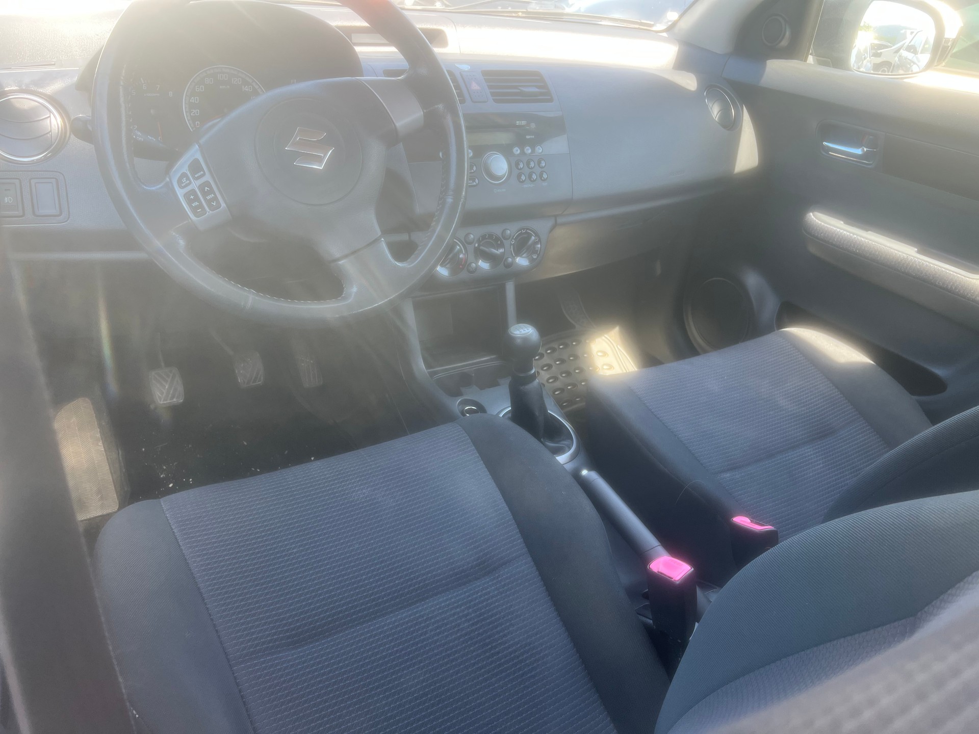 SUZUKI Swift 1.3i 16V GL Top 4x4-image-1