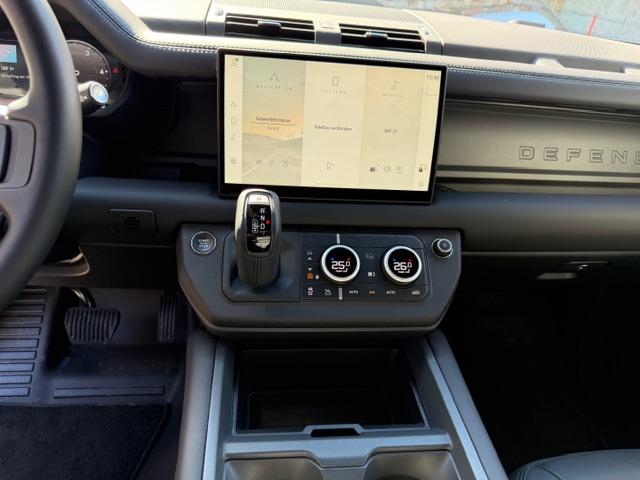 LAND ROVER Defender 130 3.0 D I6 300 X-Dynamic HSE-image-12