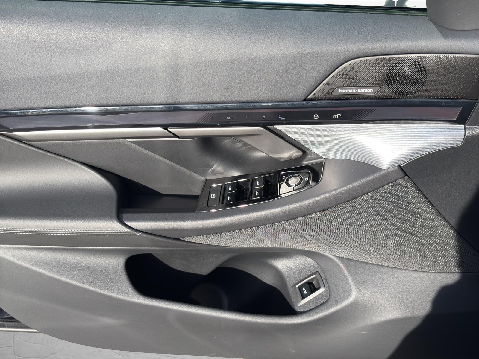 BMW 520d xDrive Touring-image-16