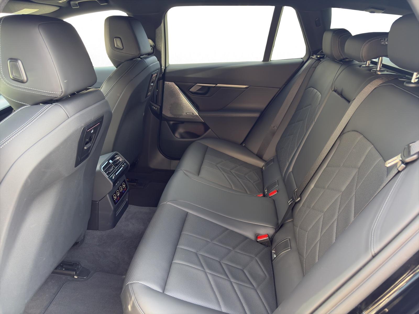 BMW 520d xDrive Touring-image-13