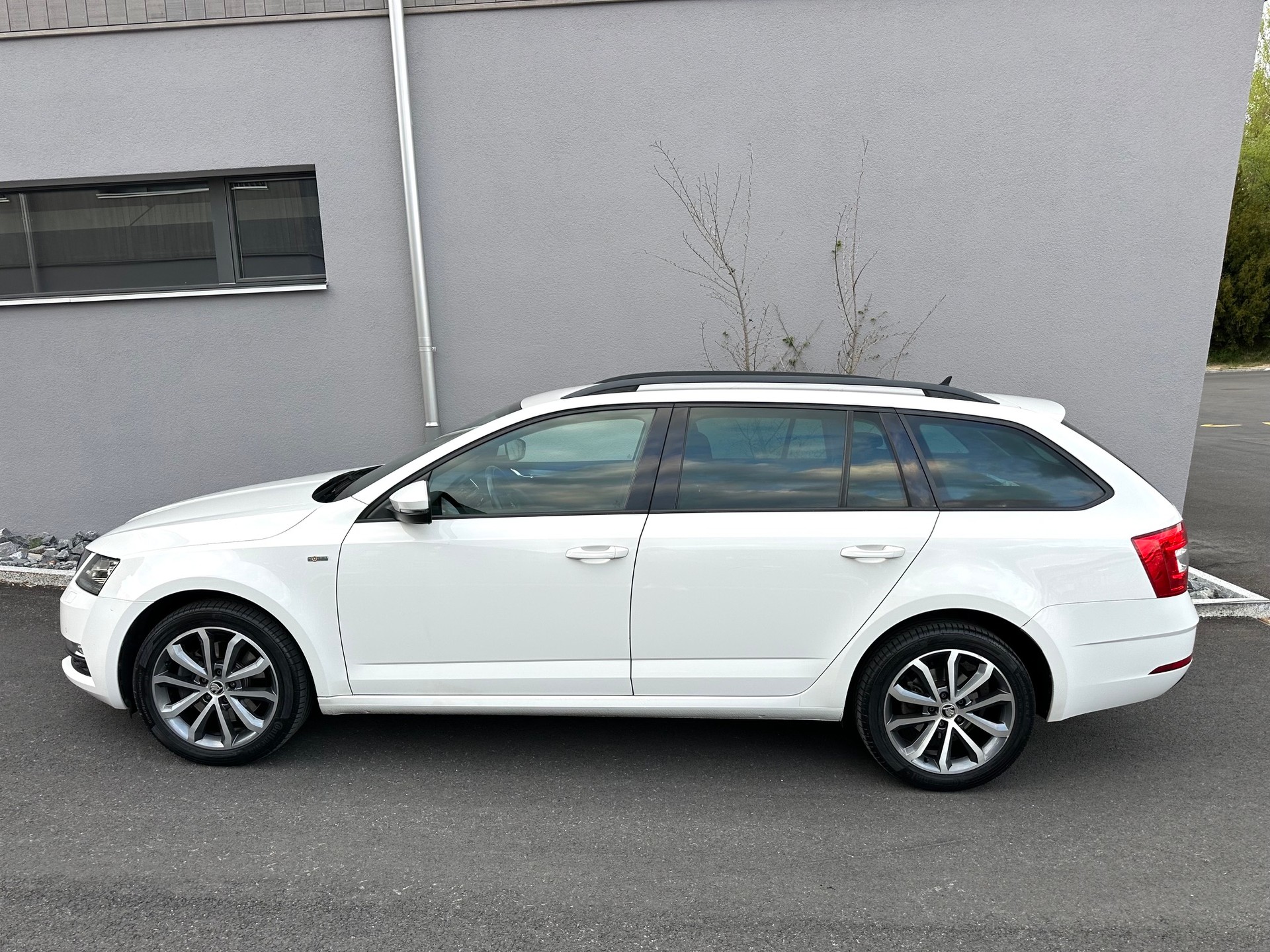SKODA Octavia Combi 2.0 TSI Style 4x4 DSG-image-3