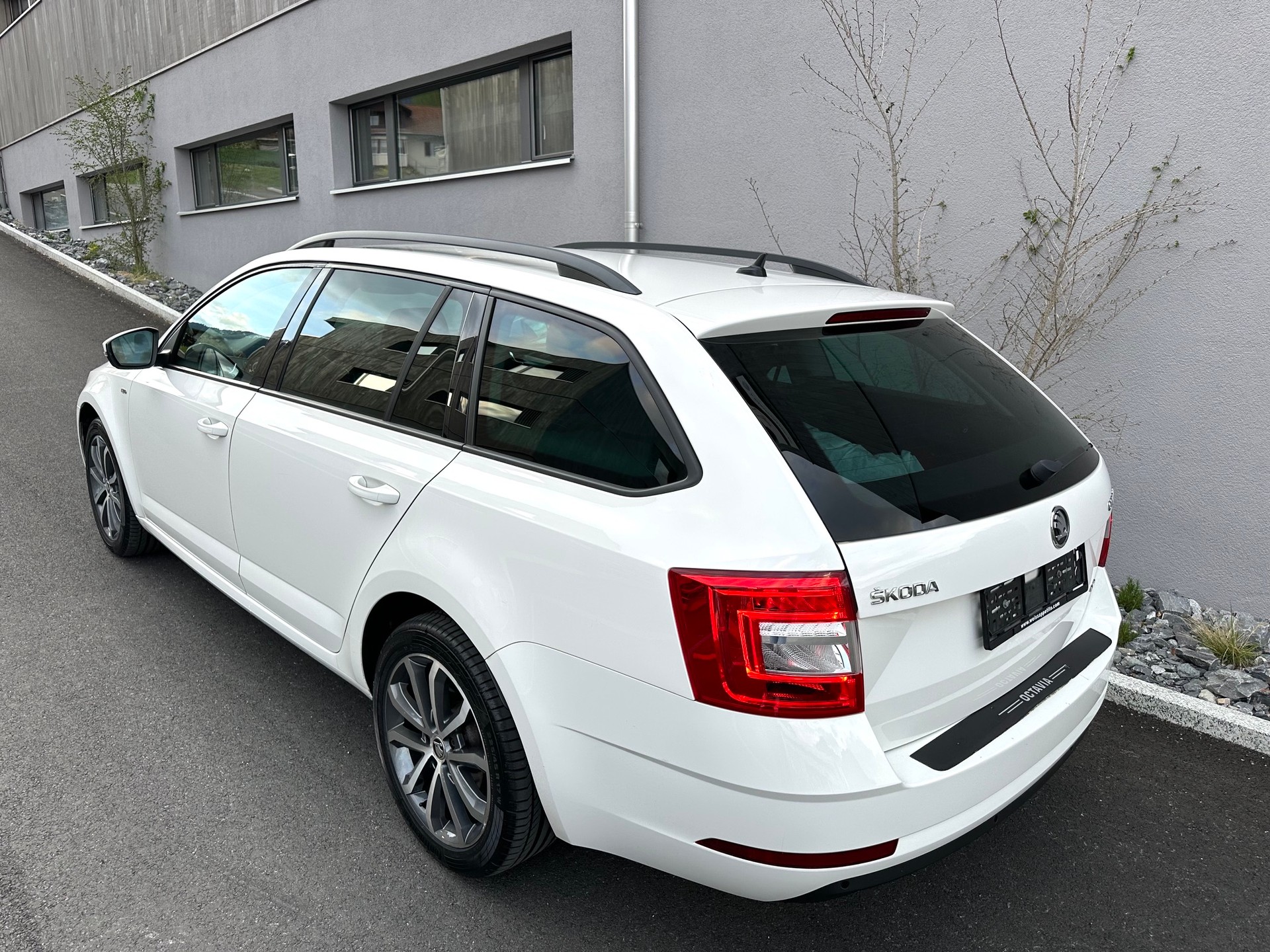 SKODA Octavia Combi 2.0 TSI Style 4x4 DSG-image-2