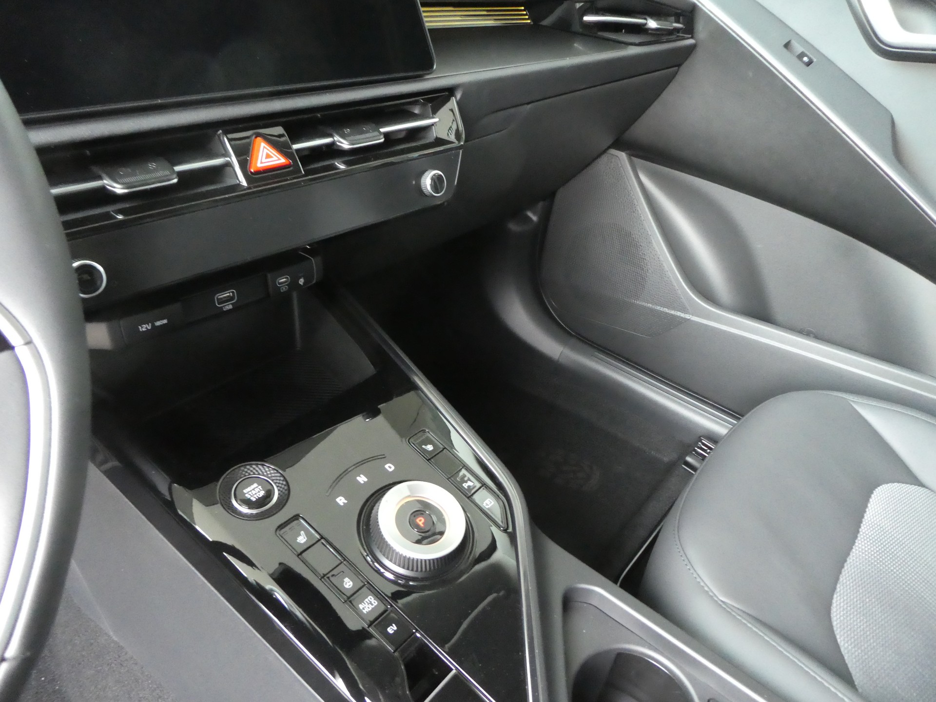 KIA Niro 1.6GDi Plug-in Hybrid Power Edition DCT-image-3
