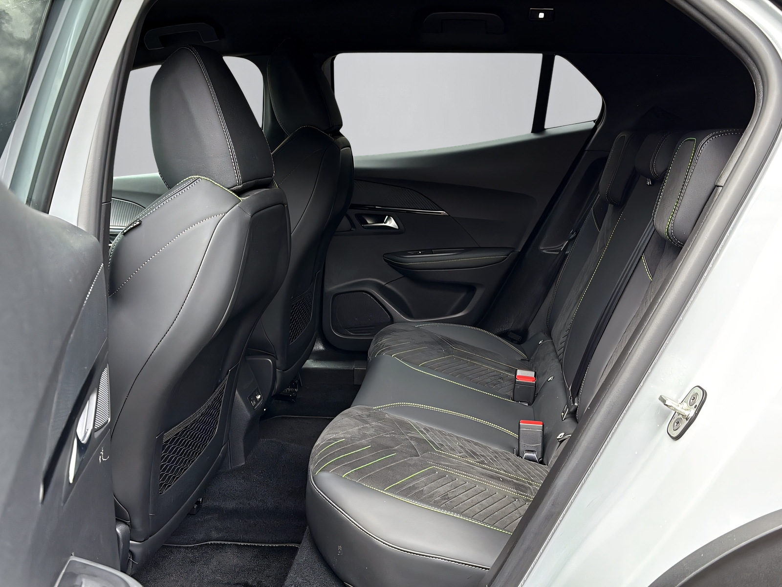 PEUGEOT 2008 1.2 Hybrid 145 GT-image-6