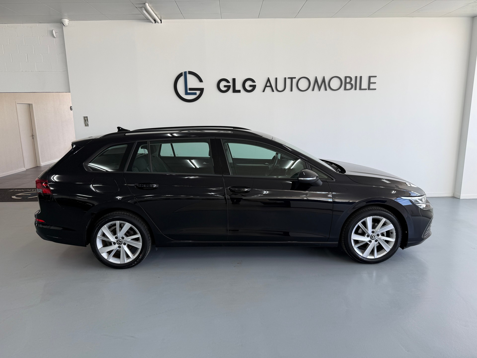 VW Golf Variant 1.0 eTSI mHEV Life DSG-image-4