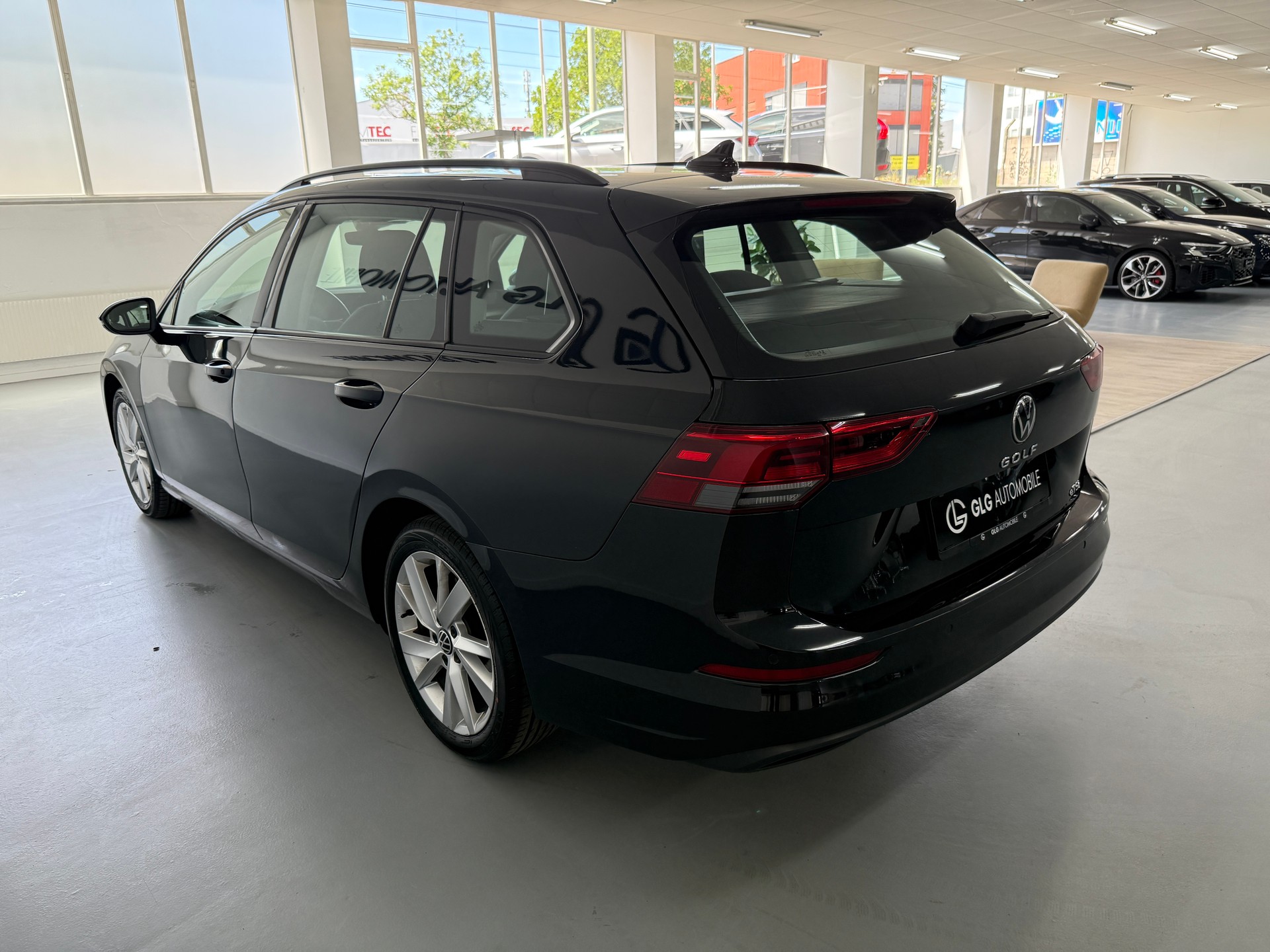 VW Golf Variant 1.0 eTSI mHEV Life DSG-image-5