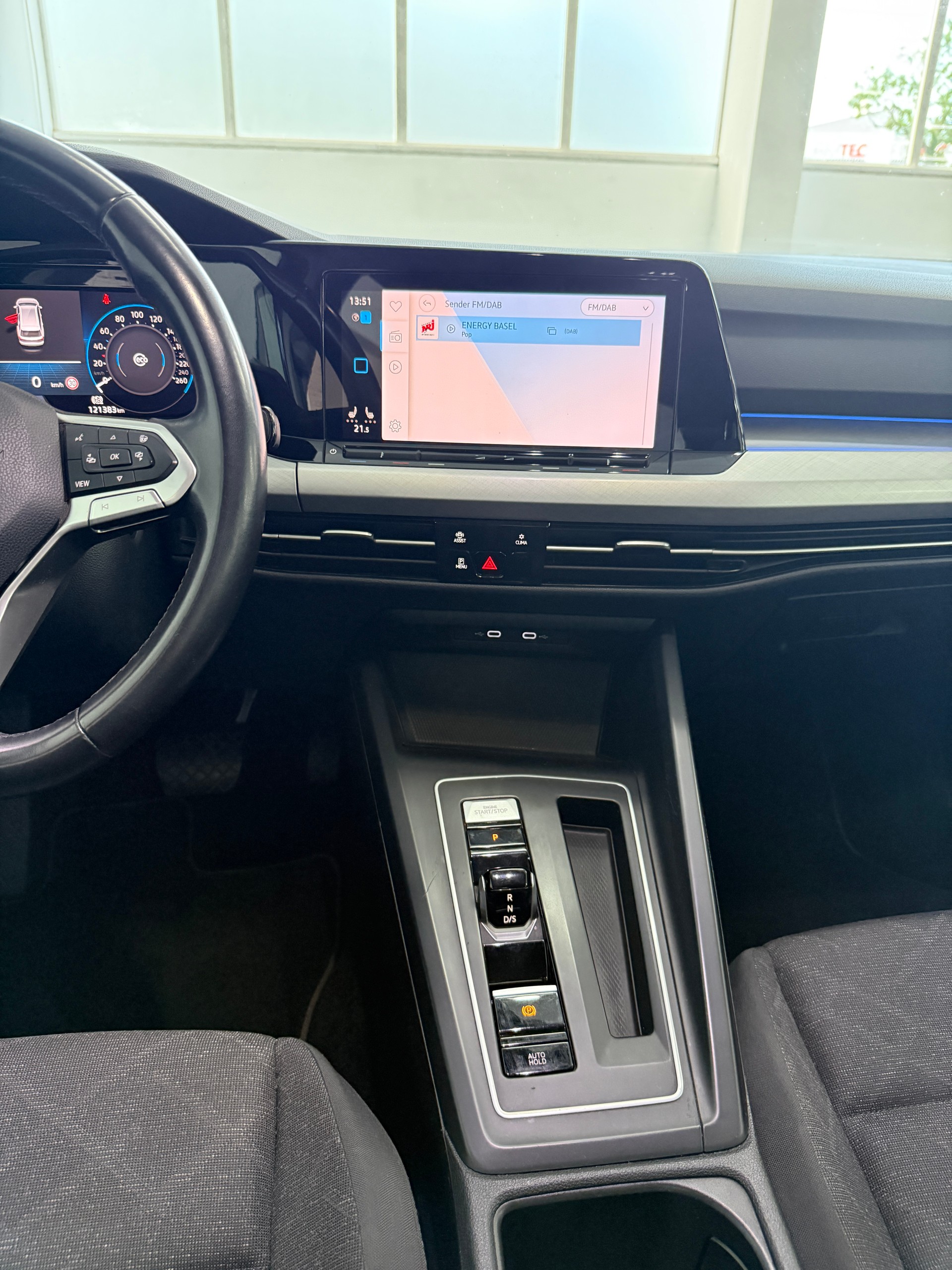 VW Golf Variant 1.0 eTSI mHEV Life DSG-image-10