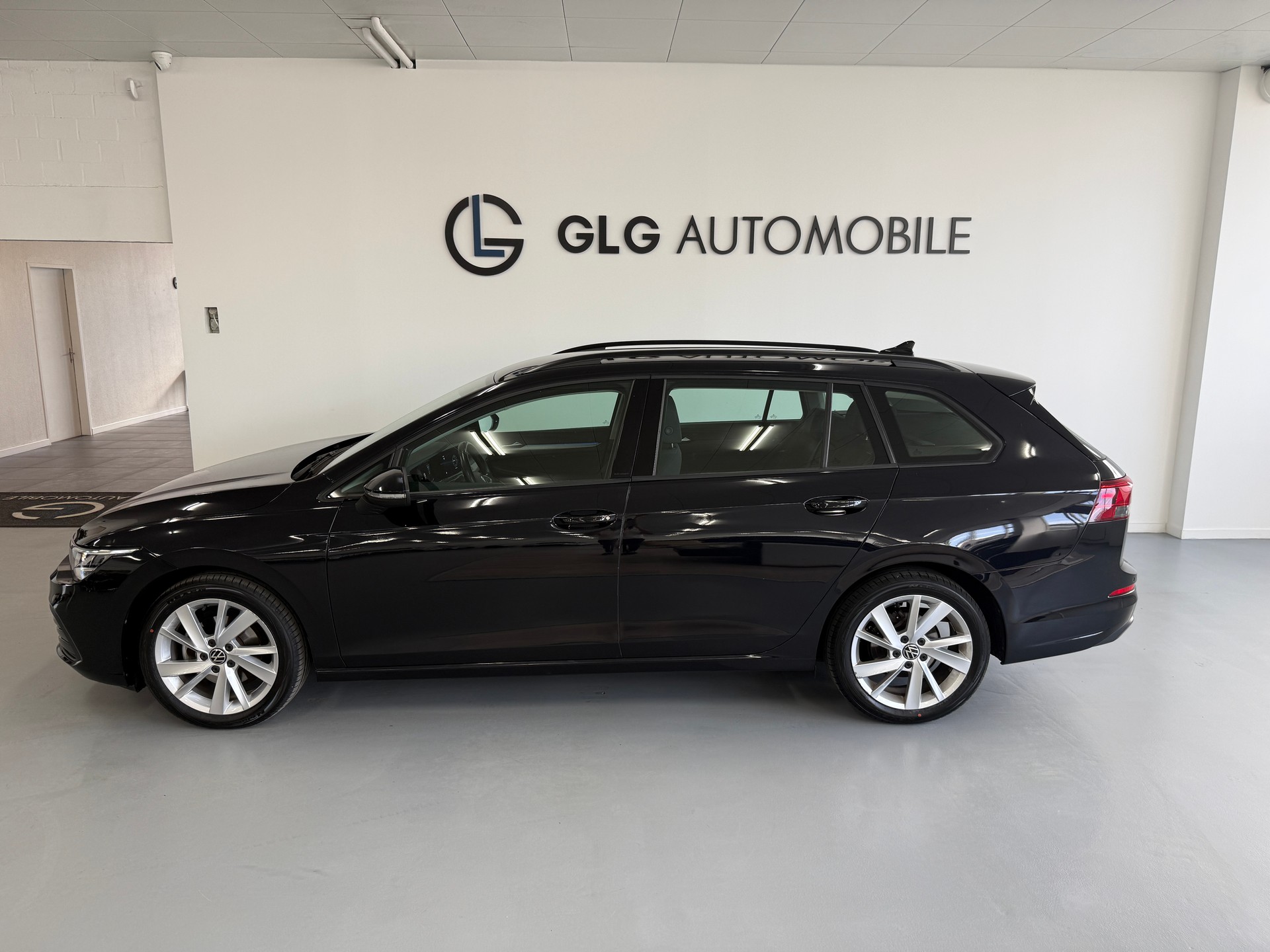 VW Golf Variant 1.0 eTSI mHEV Life DSG-image-1